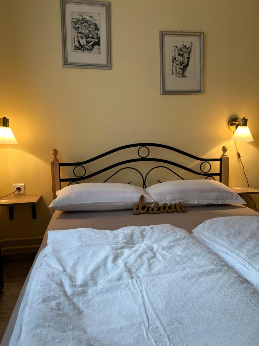 One-Bedroom Apartment - Photo 4