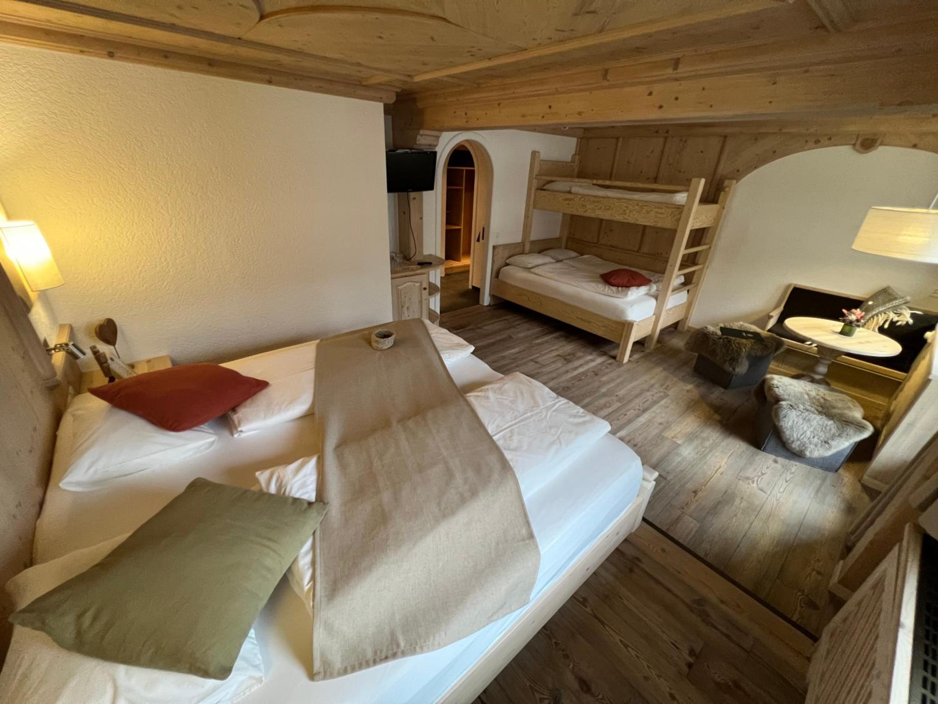 Deluxe Family Suite - Photo 6