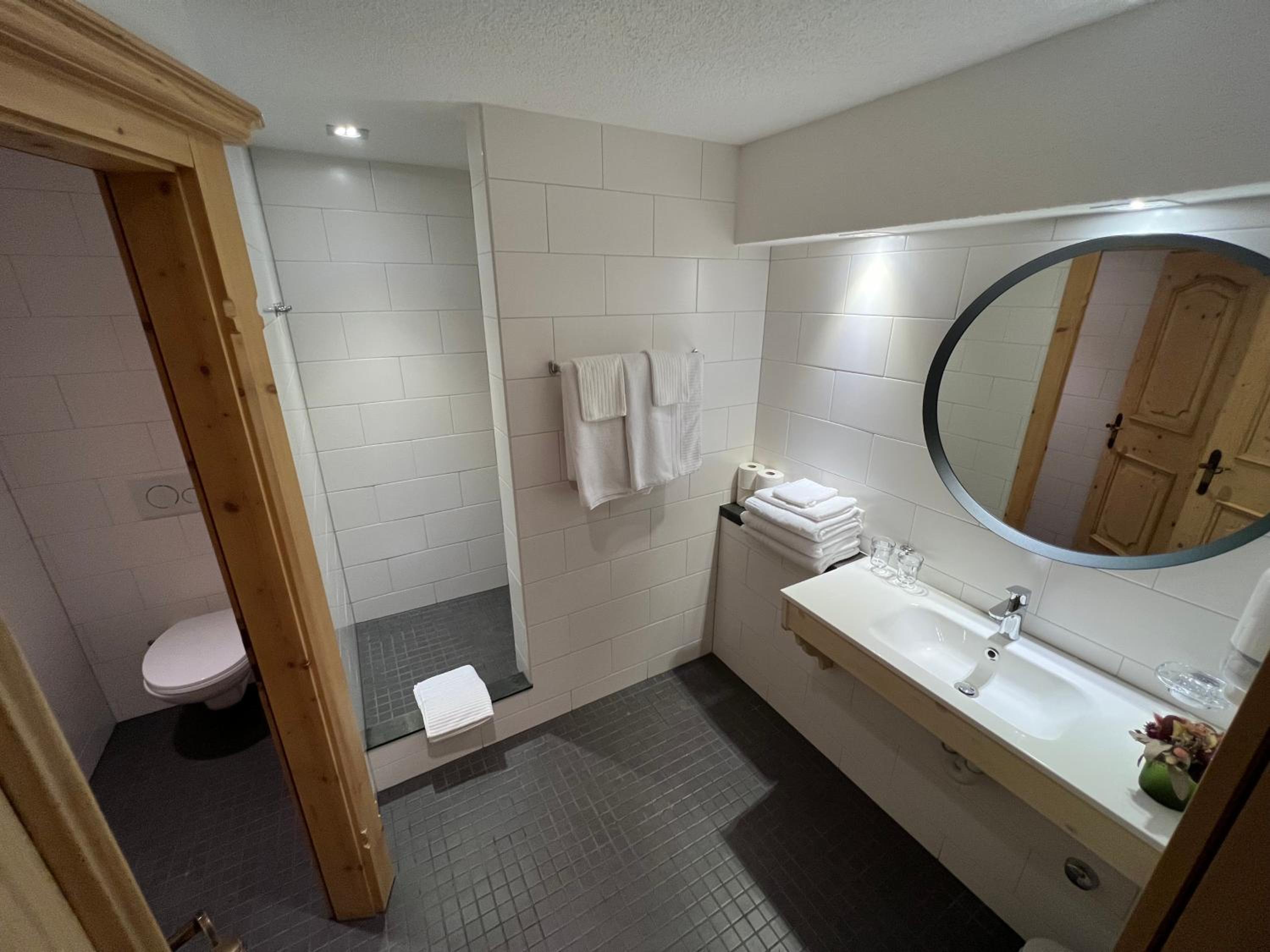 Deluxe Family Suite - Photo 3