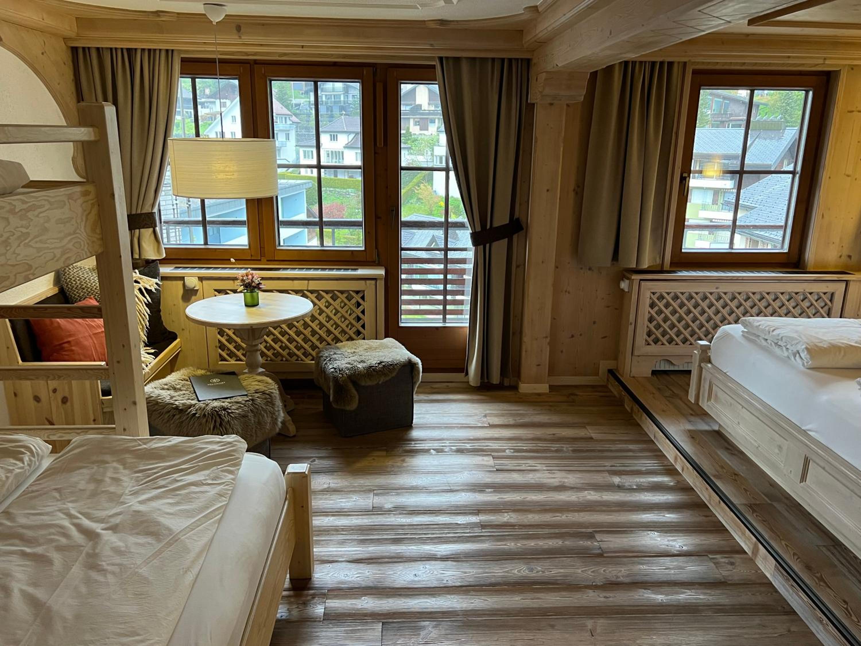 Deluxe Family Suite - Photo 17