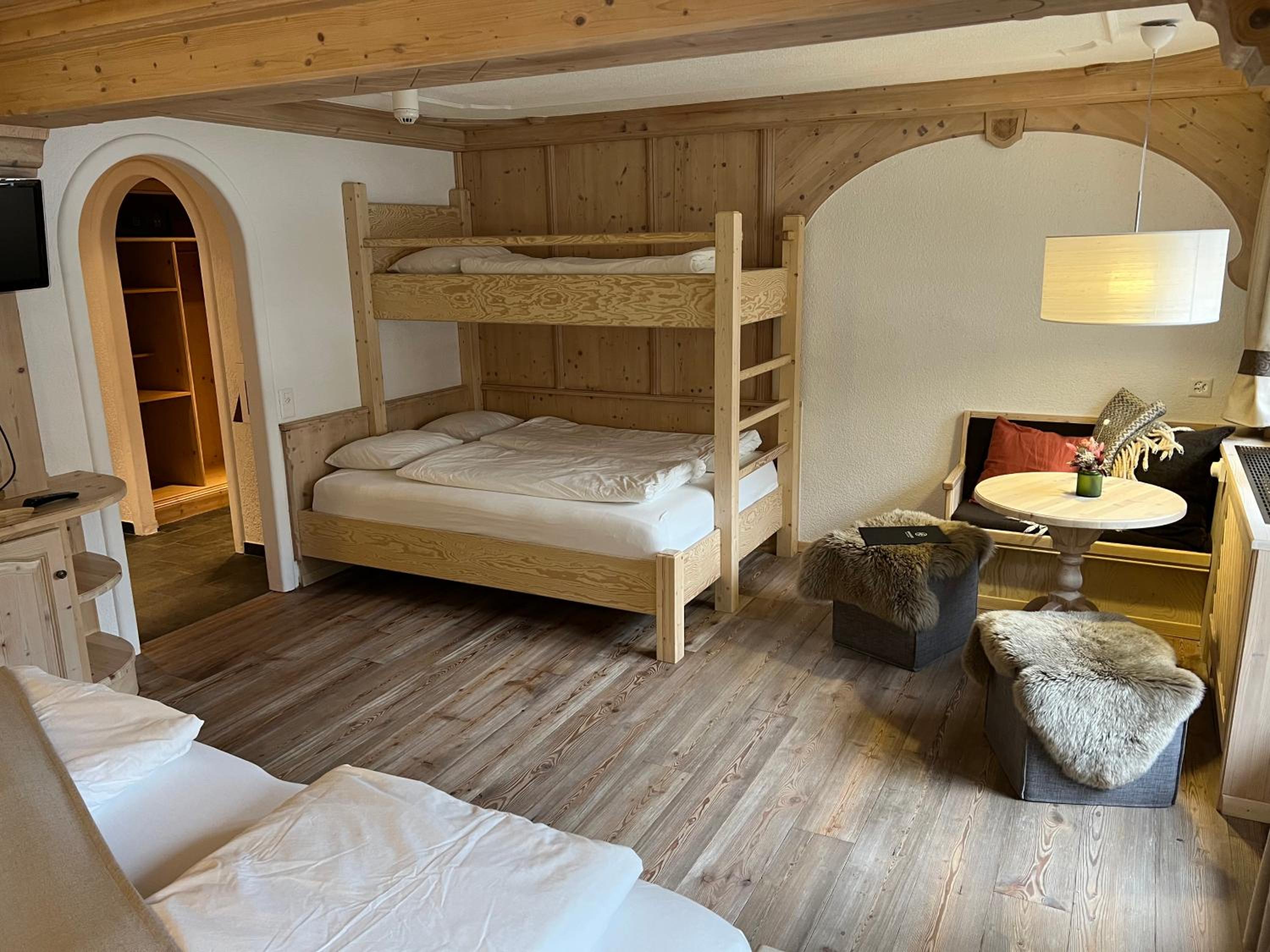 Deluxe Family Suite - Photo 5