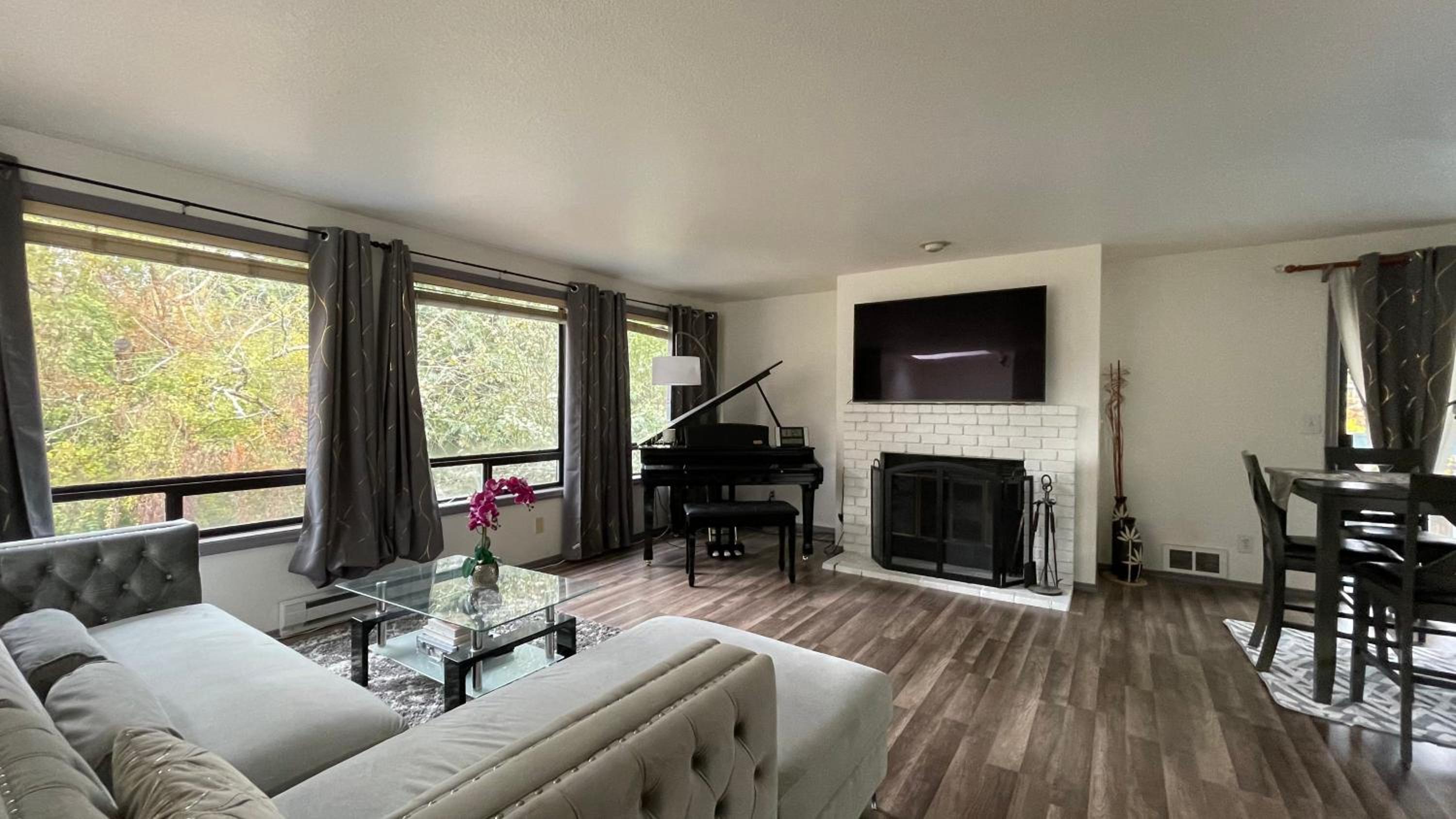 Five-Bedroom House photo 1