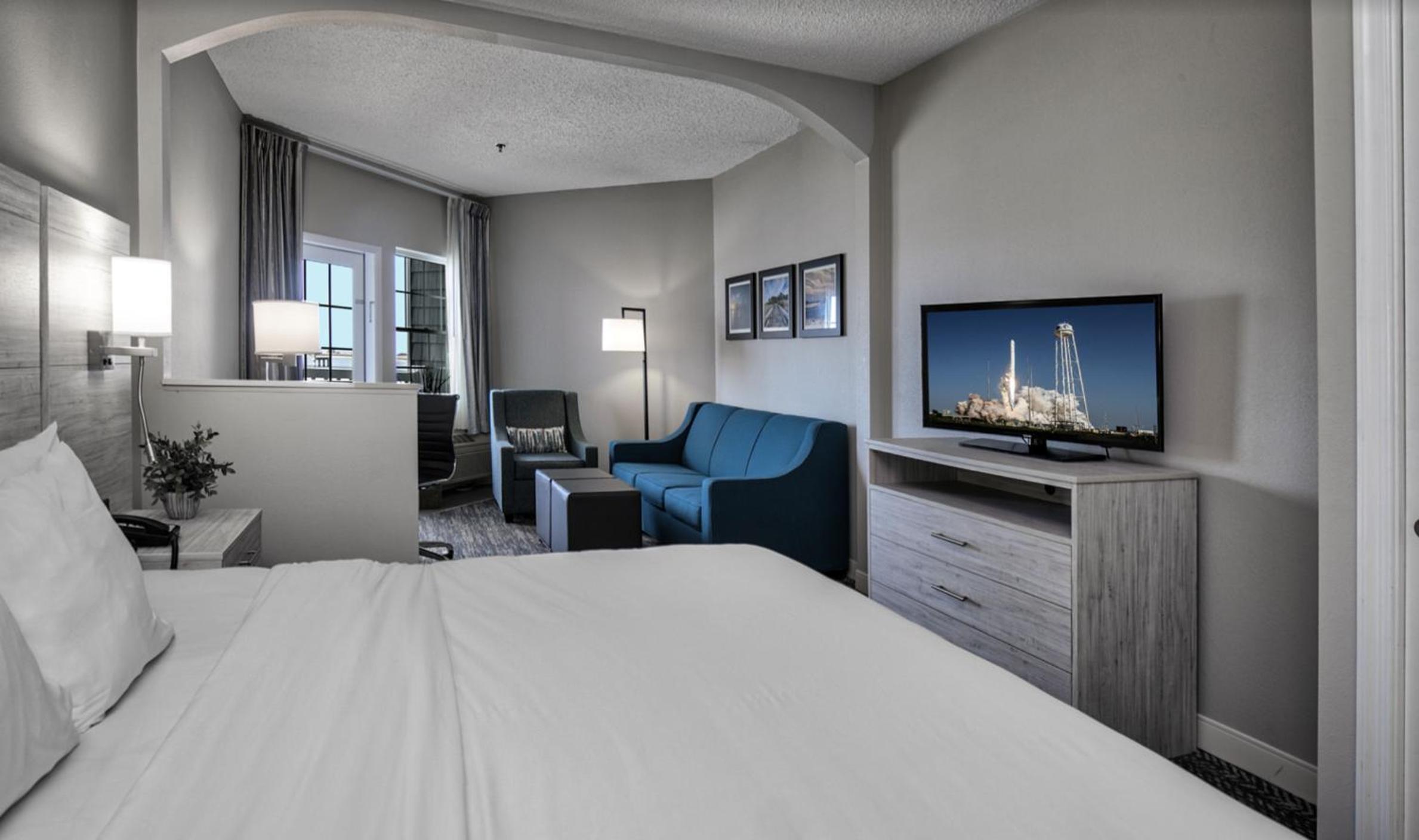 Deluxe View King Suite - Photo 5