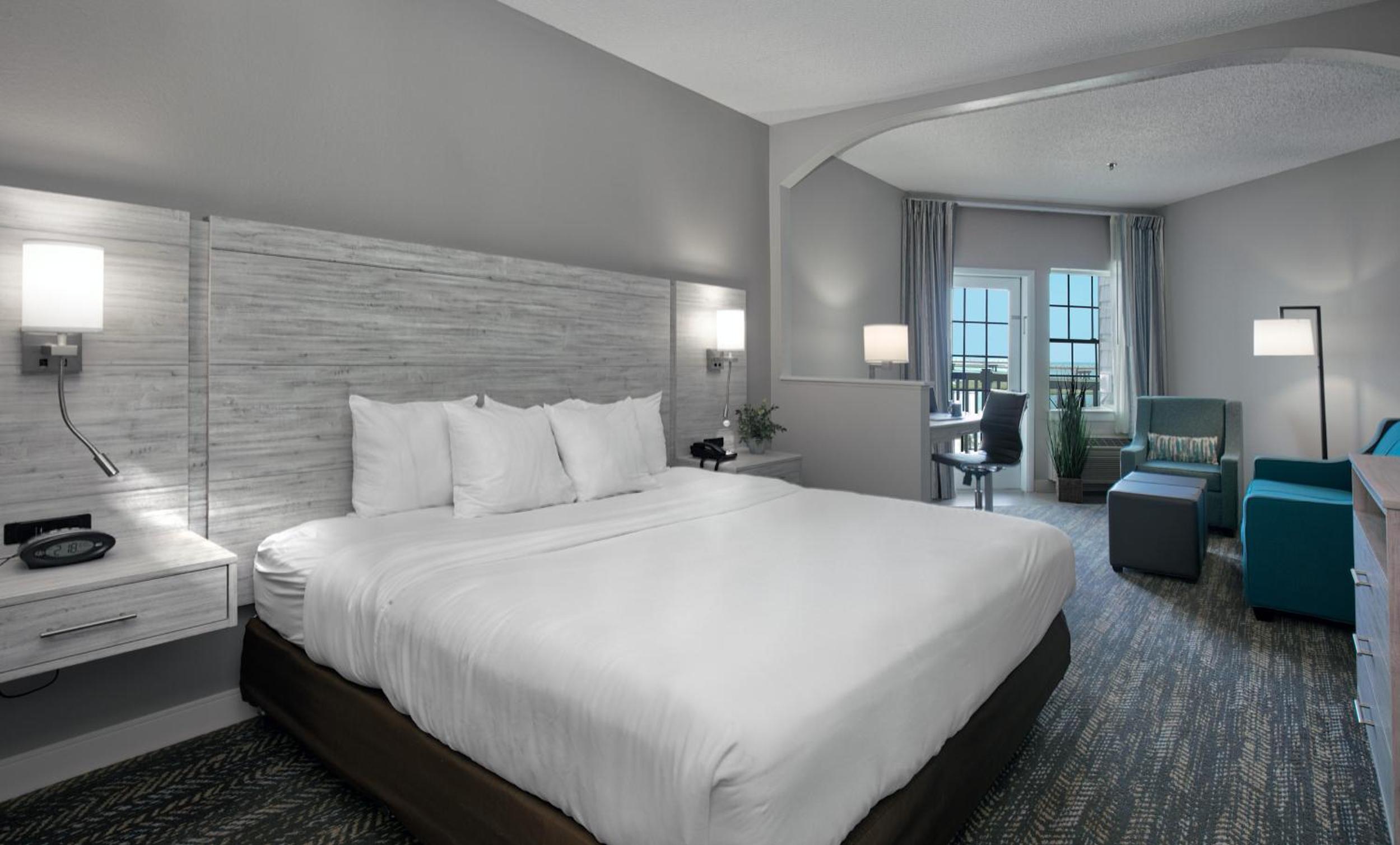 Deluxe View King Suite - Photo 4