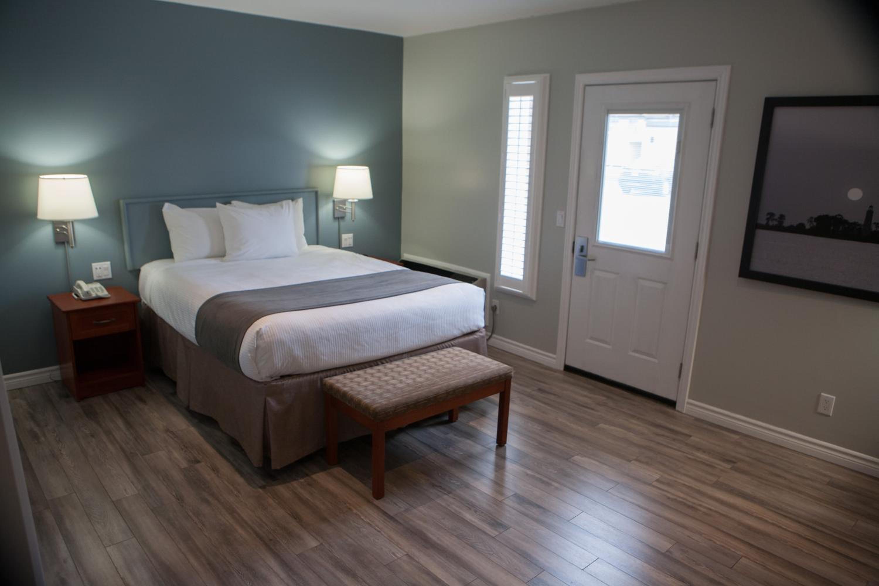 Queen Room with Mobility Access and Street - Non-Smoking - Photo 3