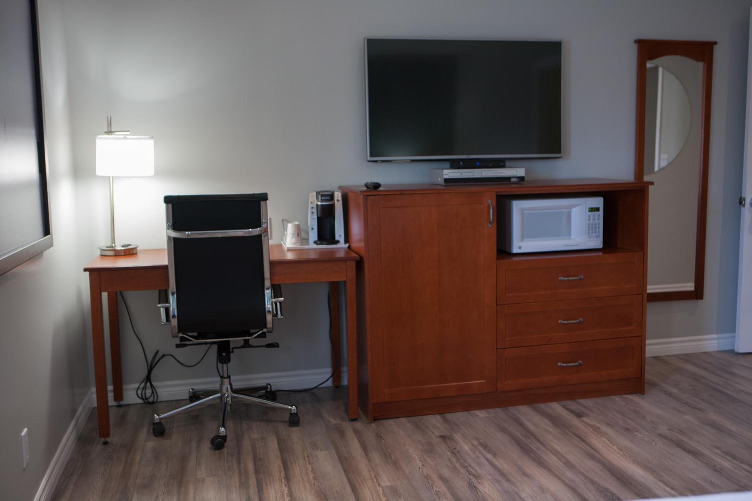 Queen Room with Mobility Access and Street - Non-Smoking - Photo 4