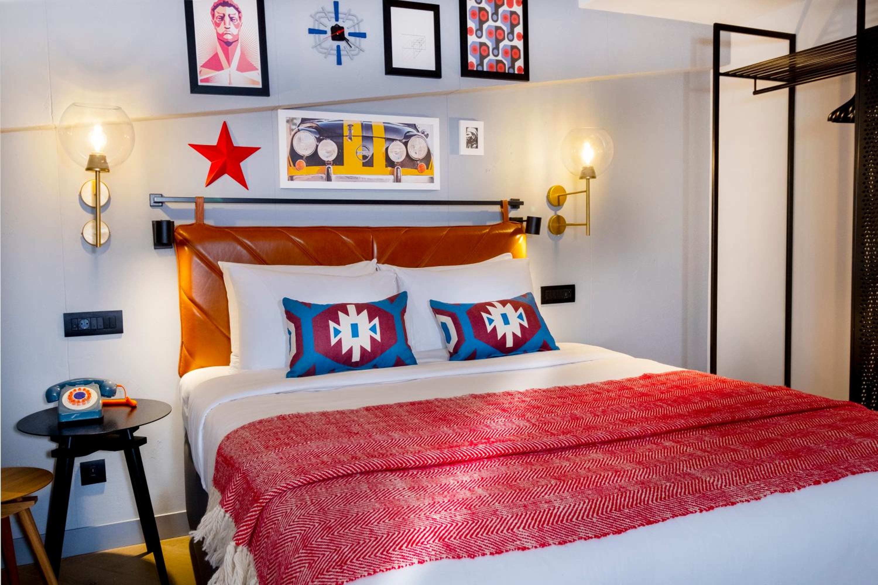 Standard Queen Room with Street View - Photo 5