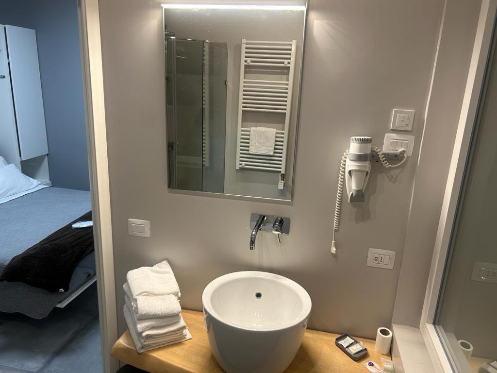 Standard King Room - Photo 5