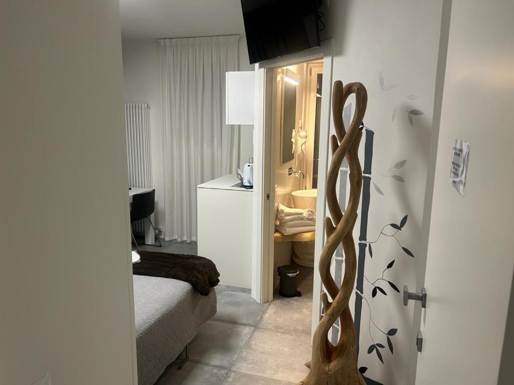 Standard King Room - Photo 3