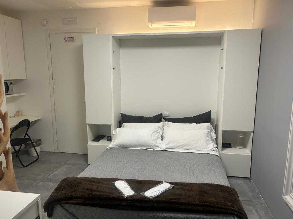 Standard King Room - Photo 13
