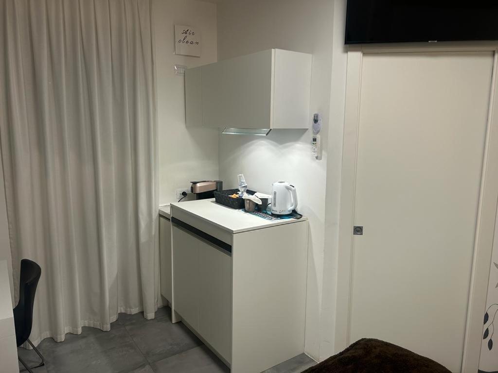 Standard King Room - Photo 10