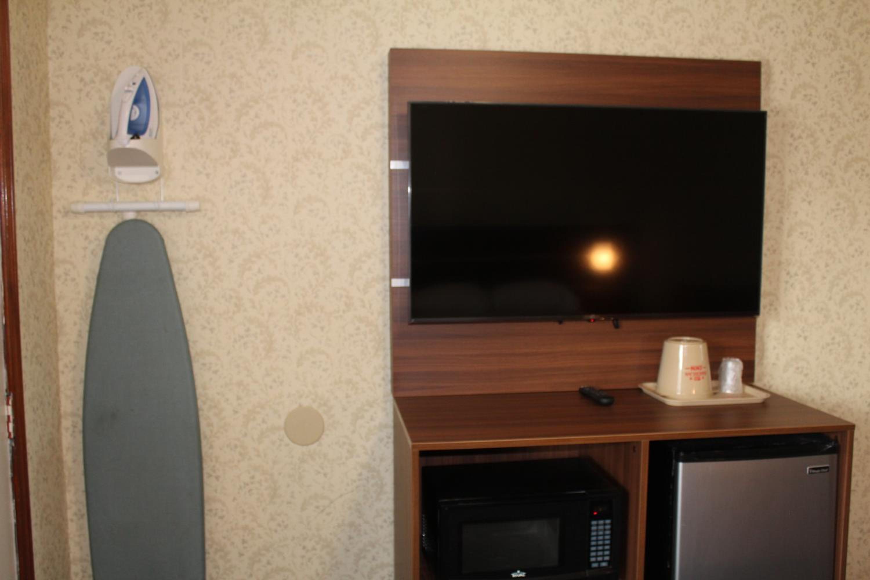 King Room - Non-Smoking - Photo 7
