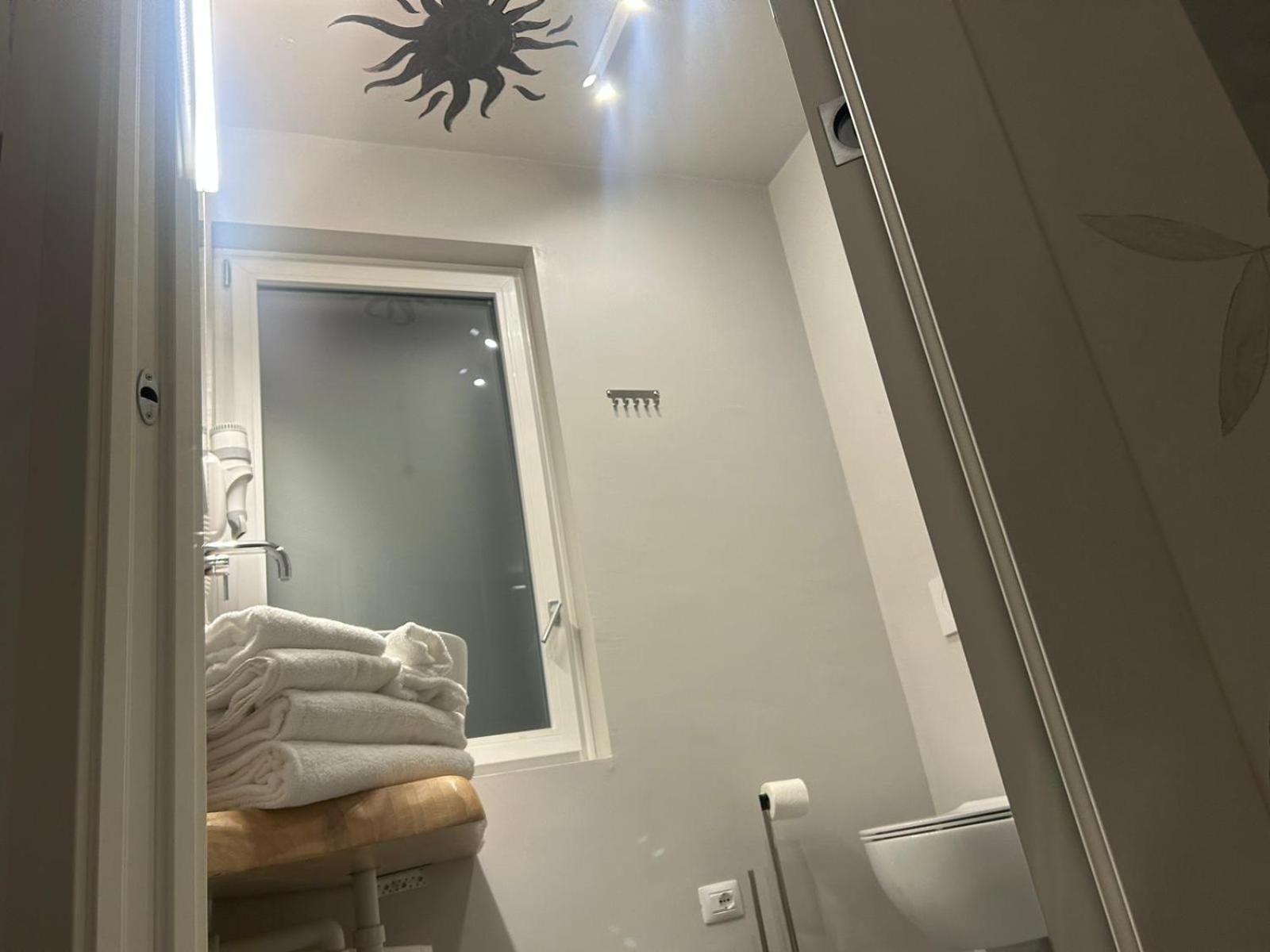 Standard King Room - Photo 9