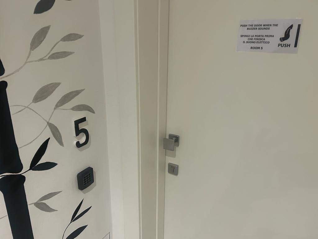 Standard King Room - Photo 12
