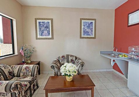 Queen Room with Two Queen Beds - Photo 2