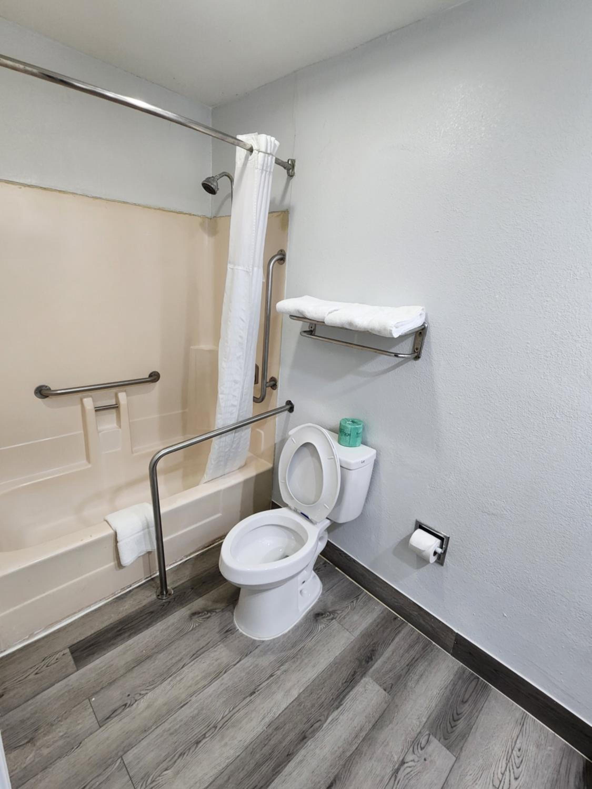 King Room - Non-Smoking - Photo 3