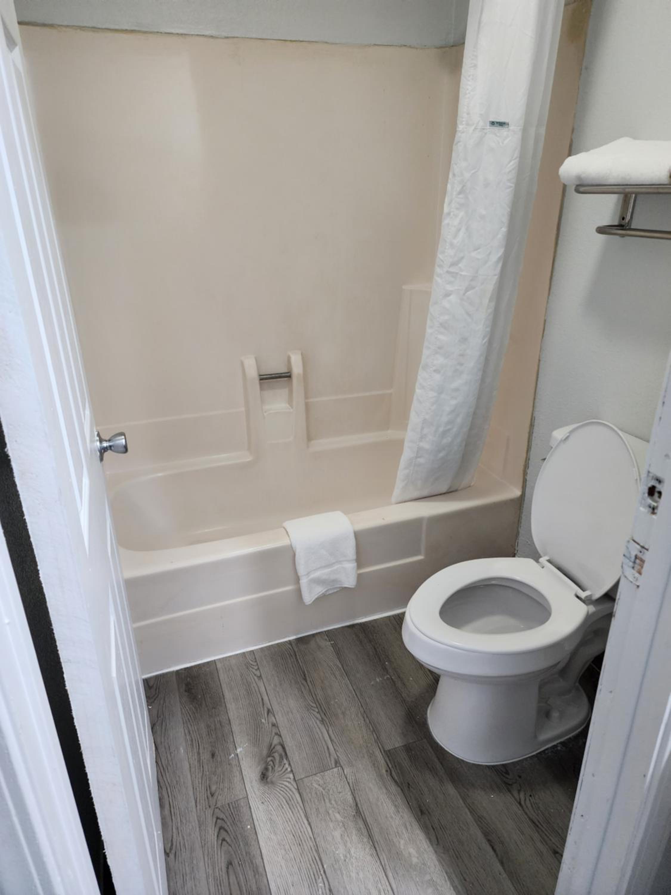 King Room - Non-Smoking - Photo 2