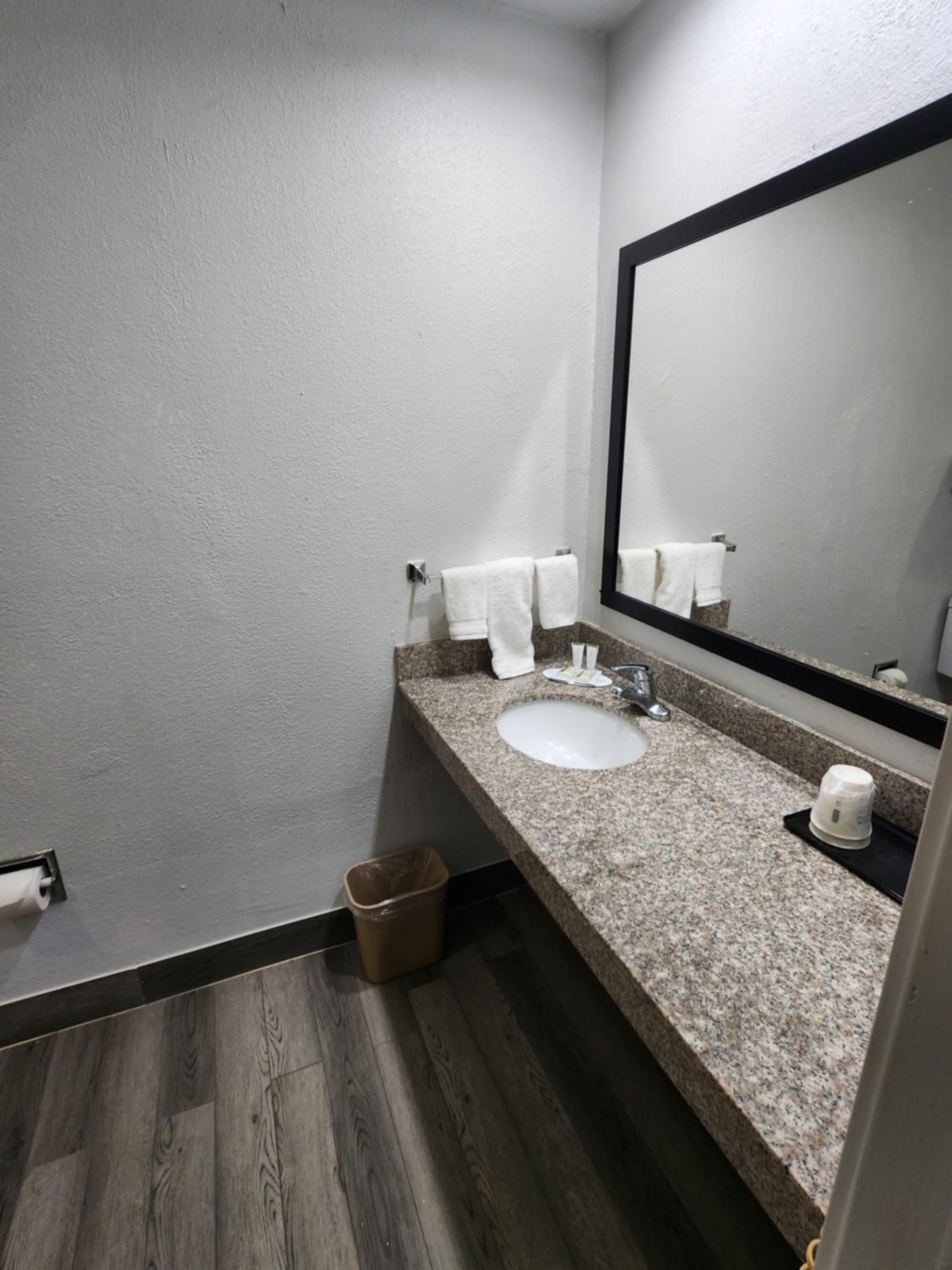 King Room - Mobility Access/Non-Smoking photo 2