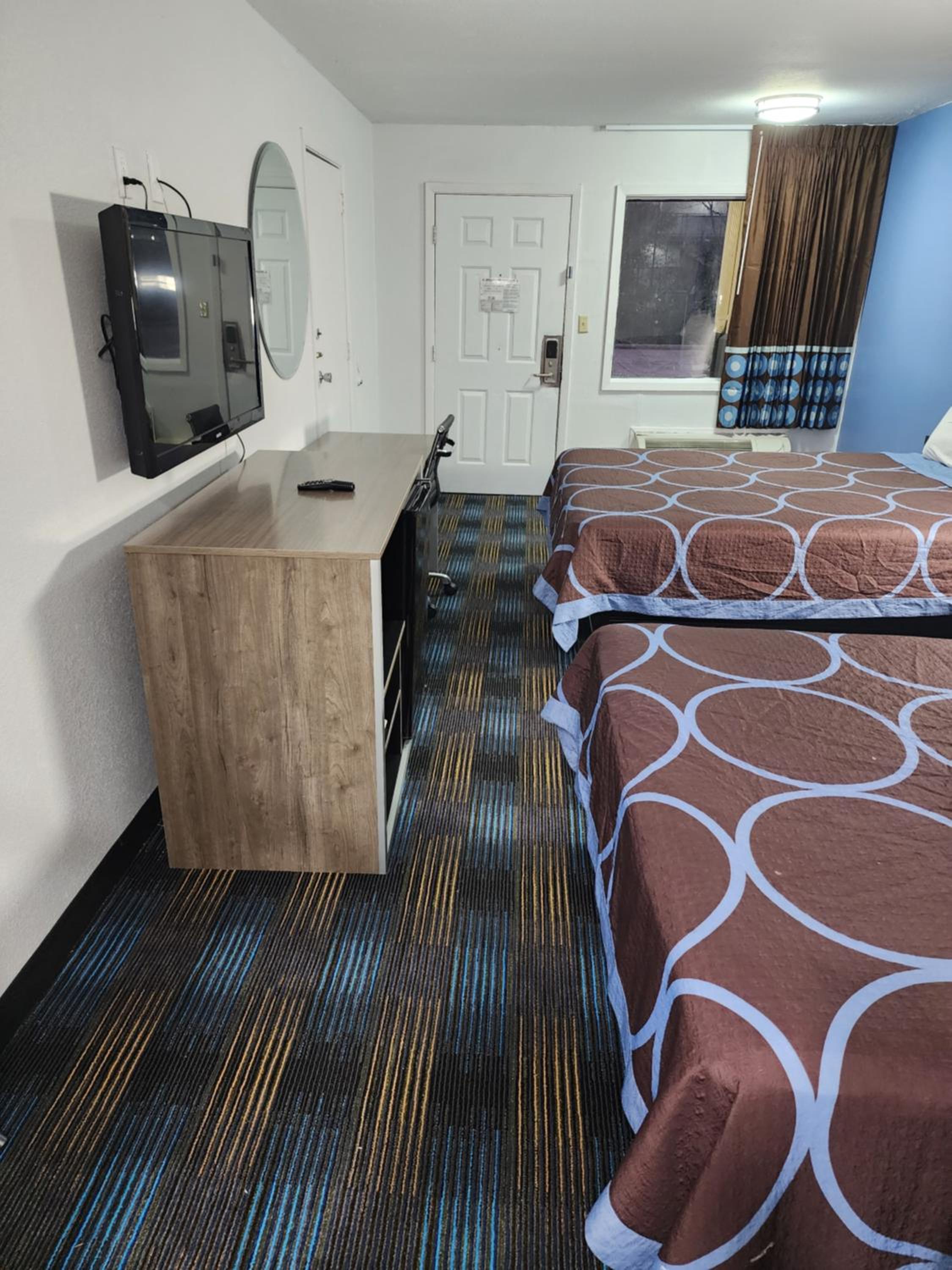 Queen Room with Two Queen Beds - Non-Smoking - Photo 5