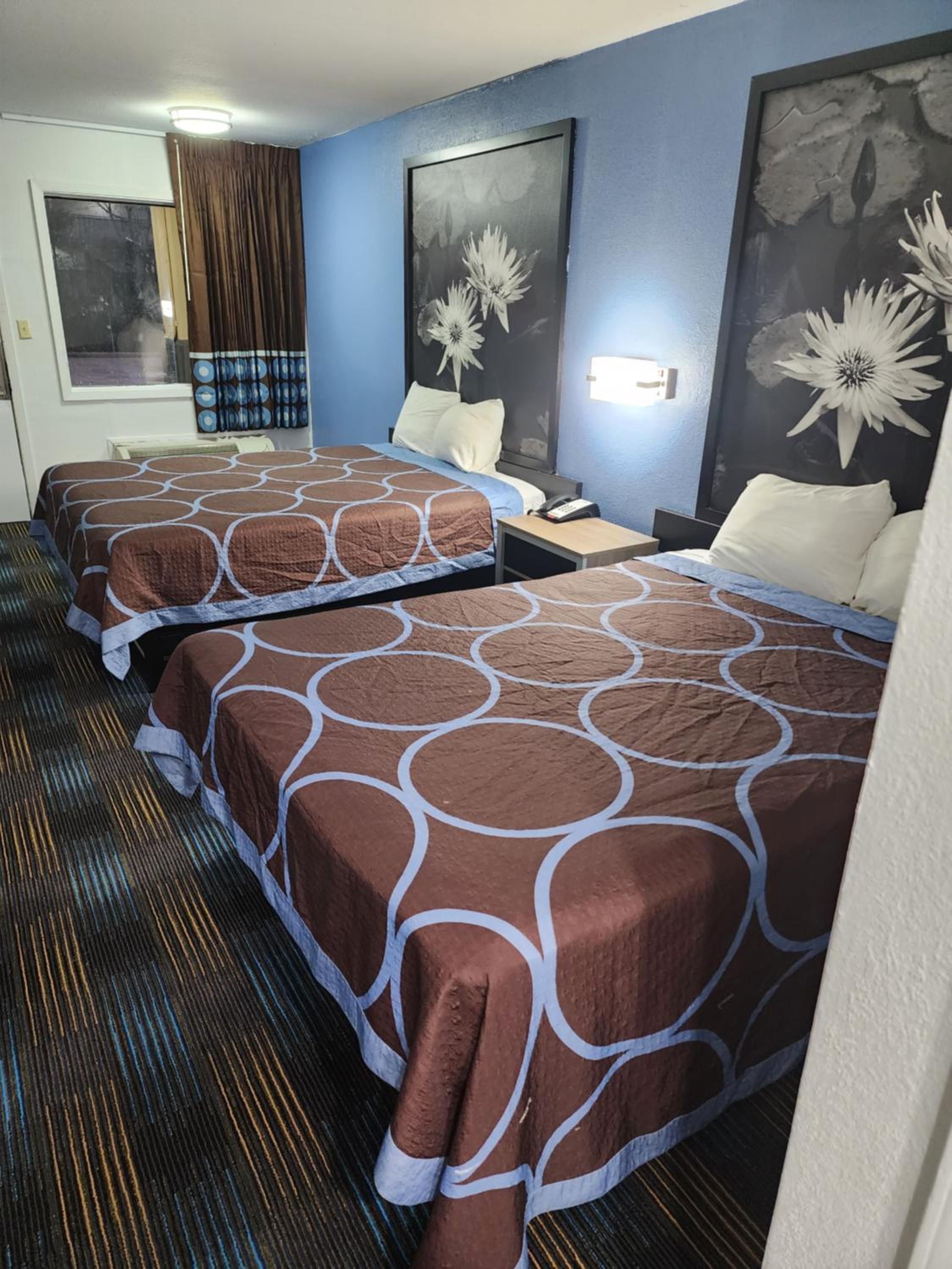 Queen Room with Two Queen Beds - Non-Smoking - Photo 4