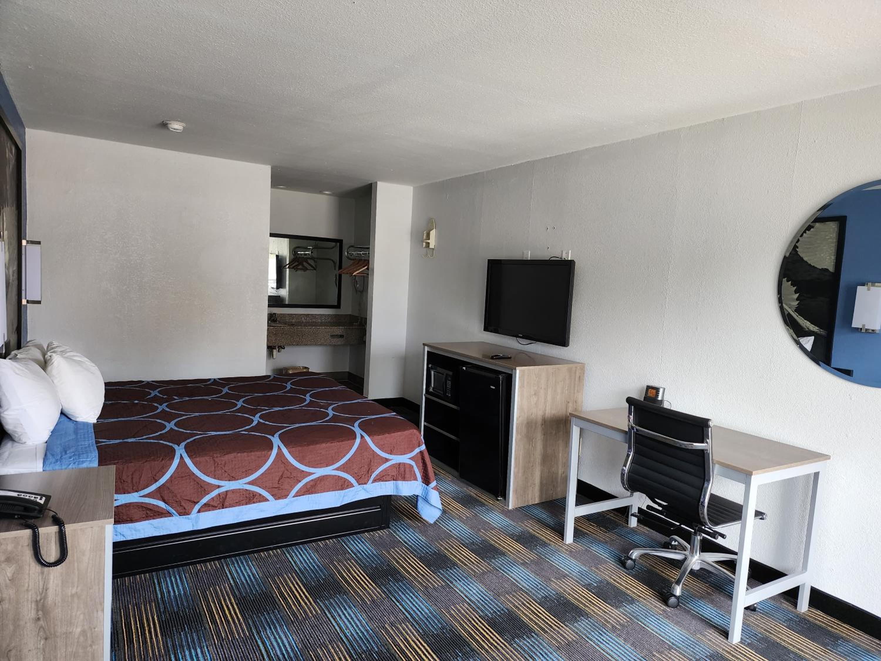 King Room - Non-Smoking - Photo 5