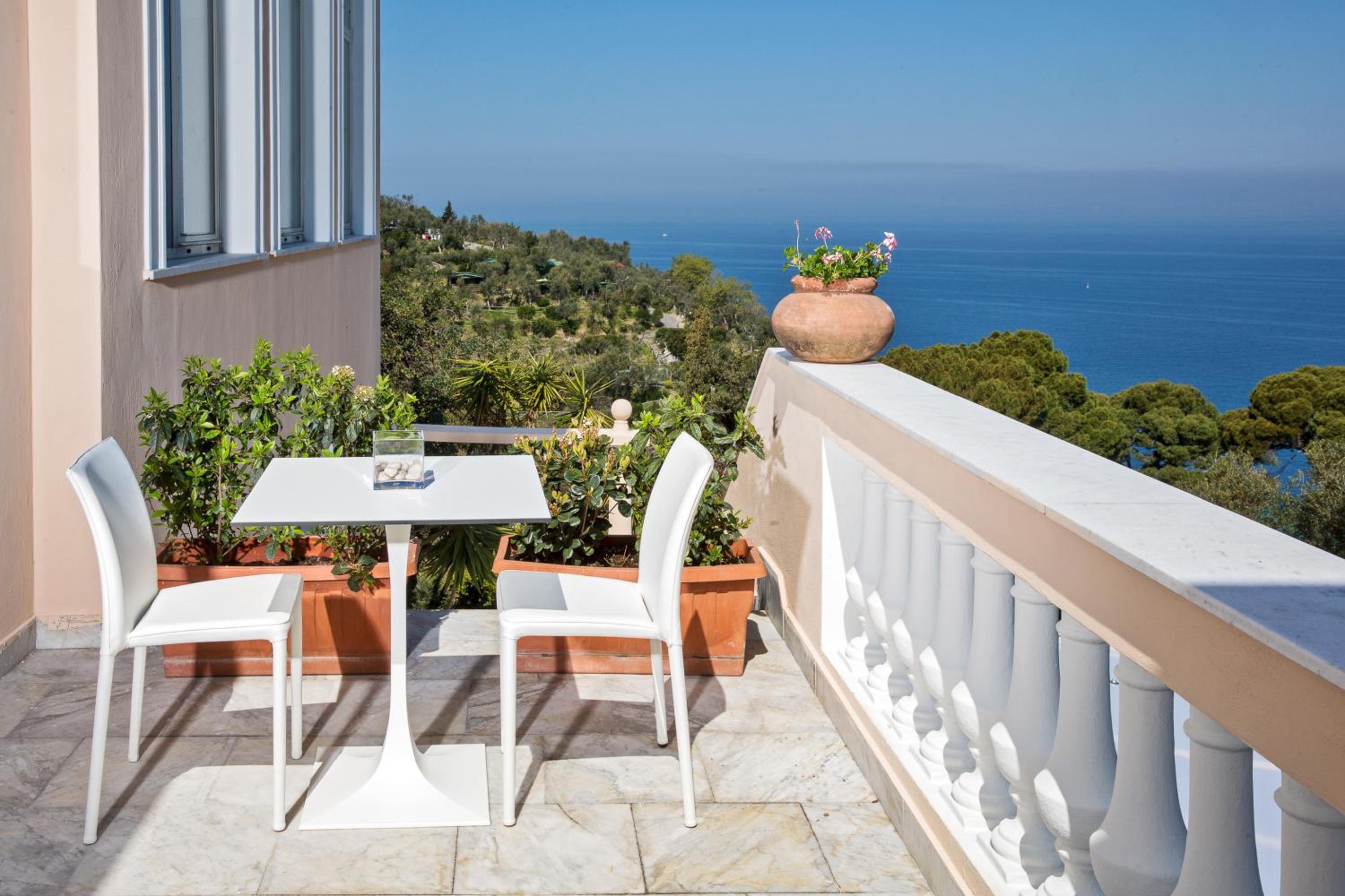 Superior Triple Room with Sea View - Photo 17