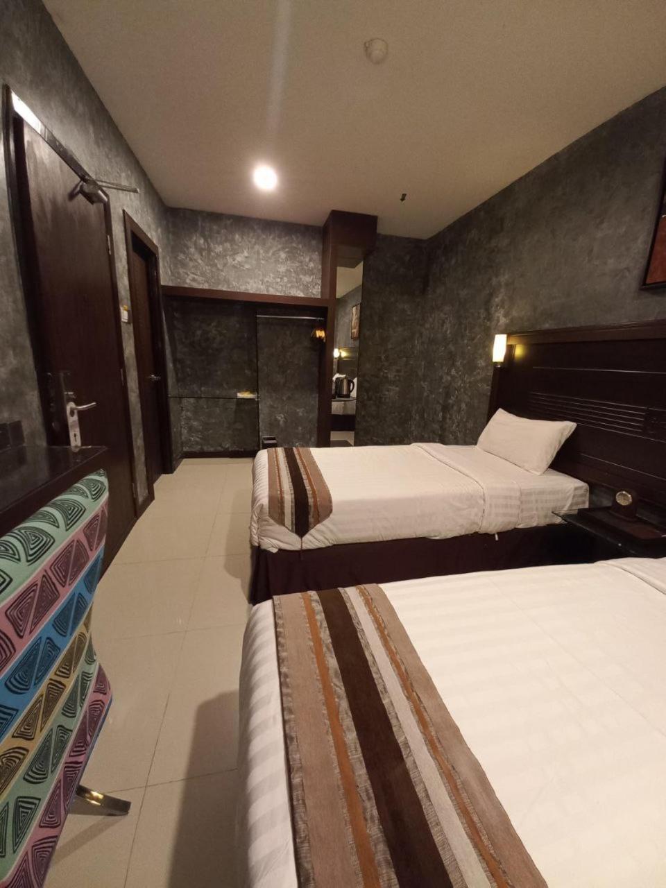 Standard Twin Room - Photo 1