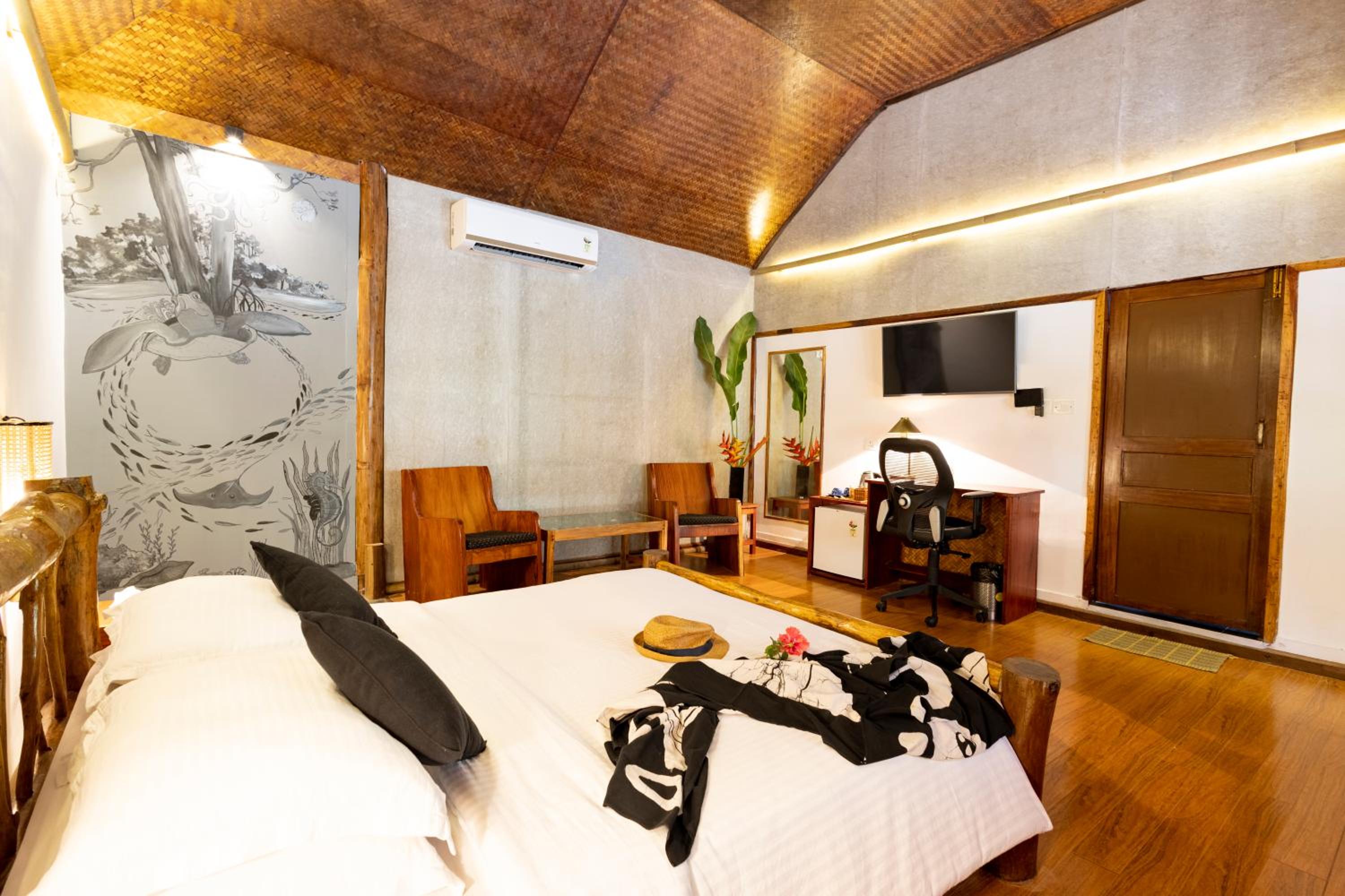 Suite - Photo 1