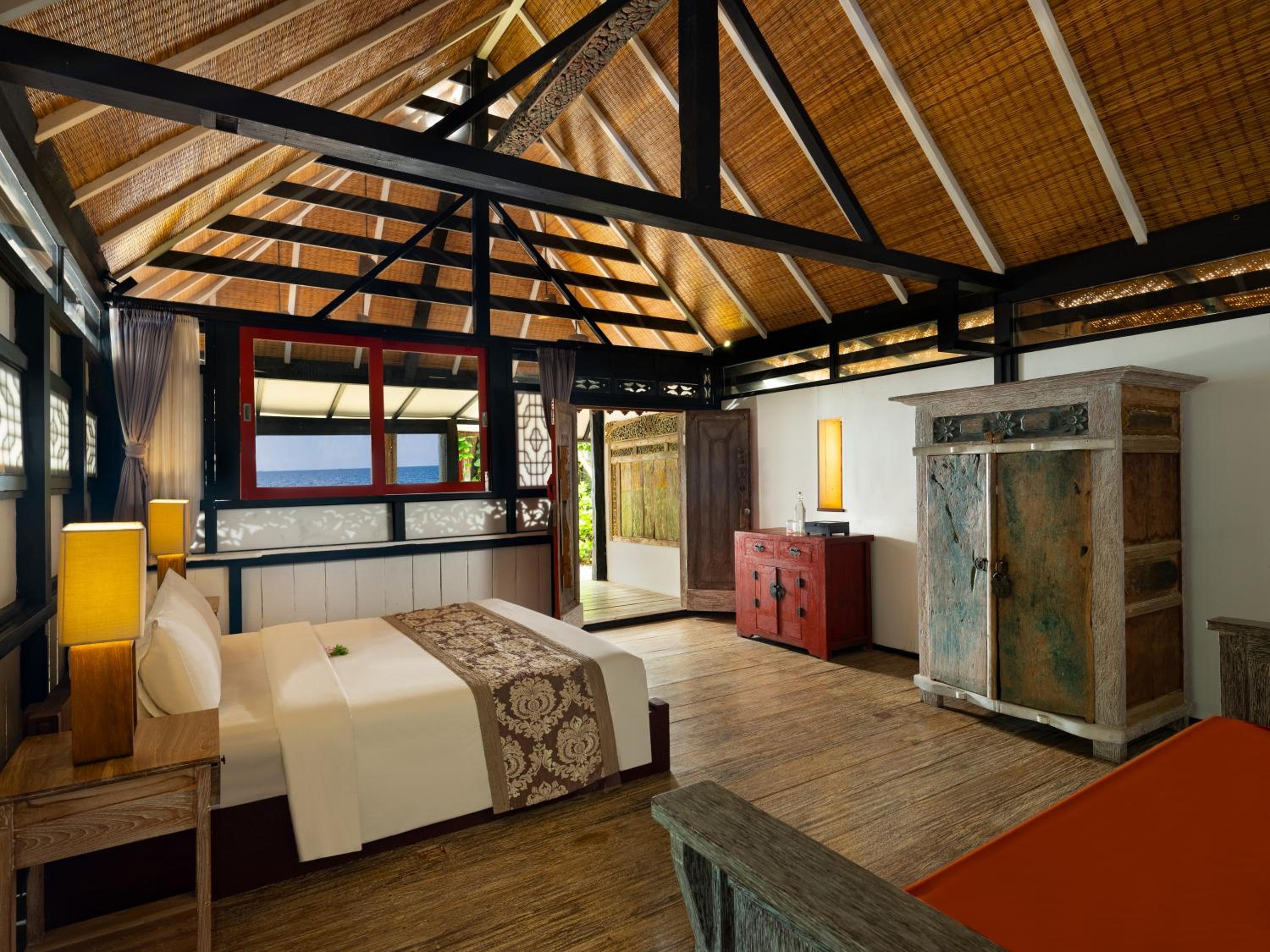 Jemeluk Premium Beachfront Cottage