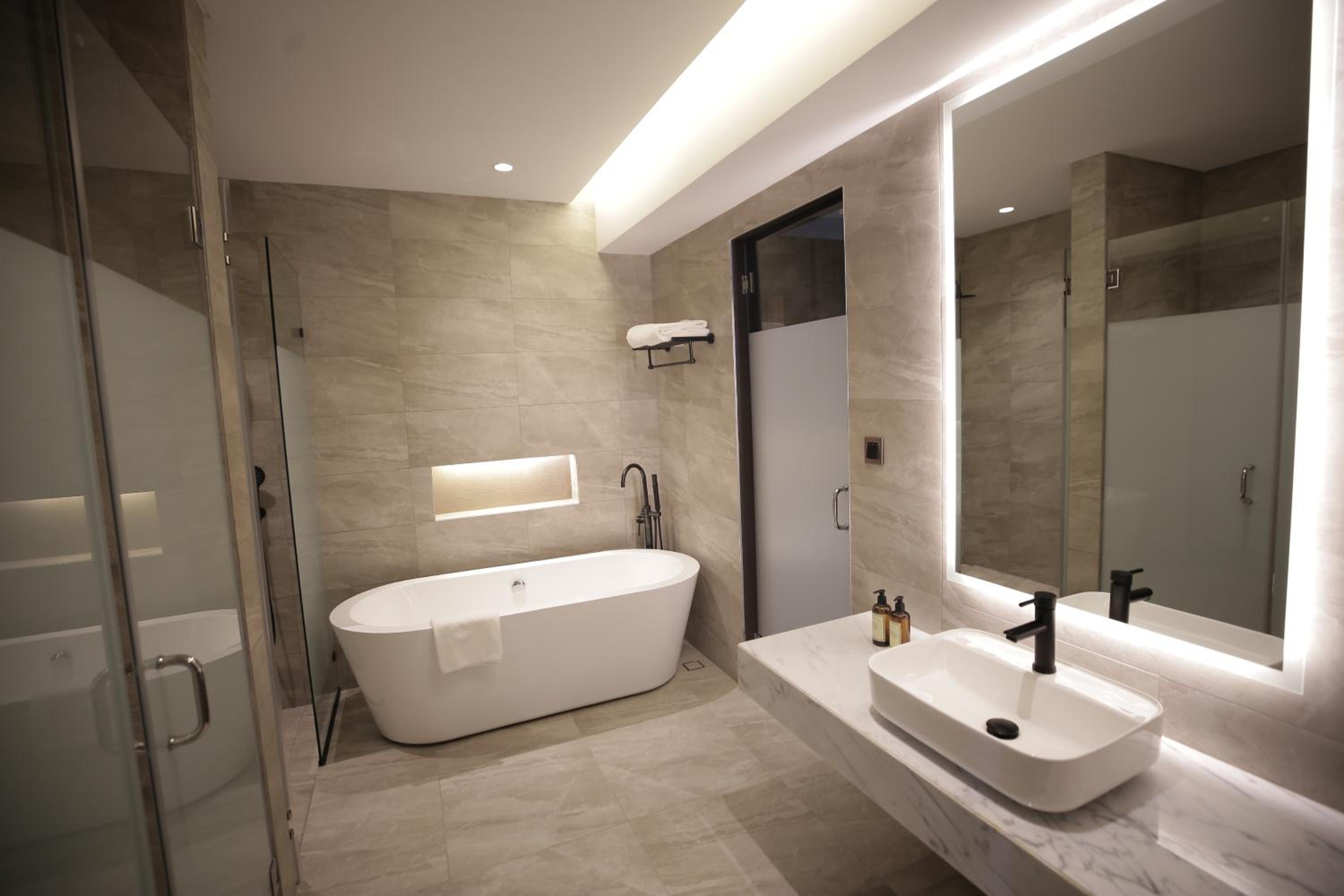 One-Bedroom Suite - Photo 3