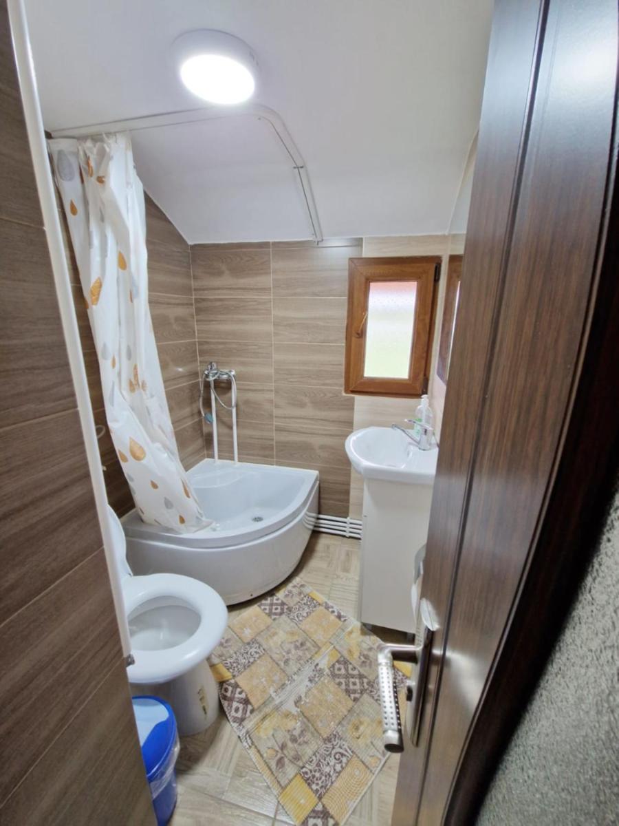 Family Room with Private Bathroom - Photo 3