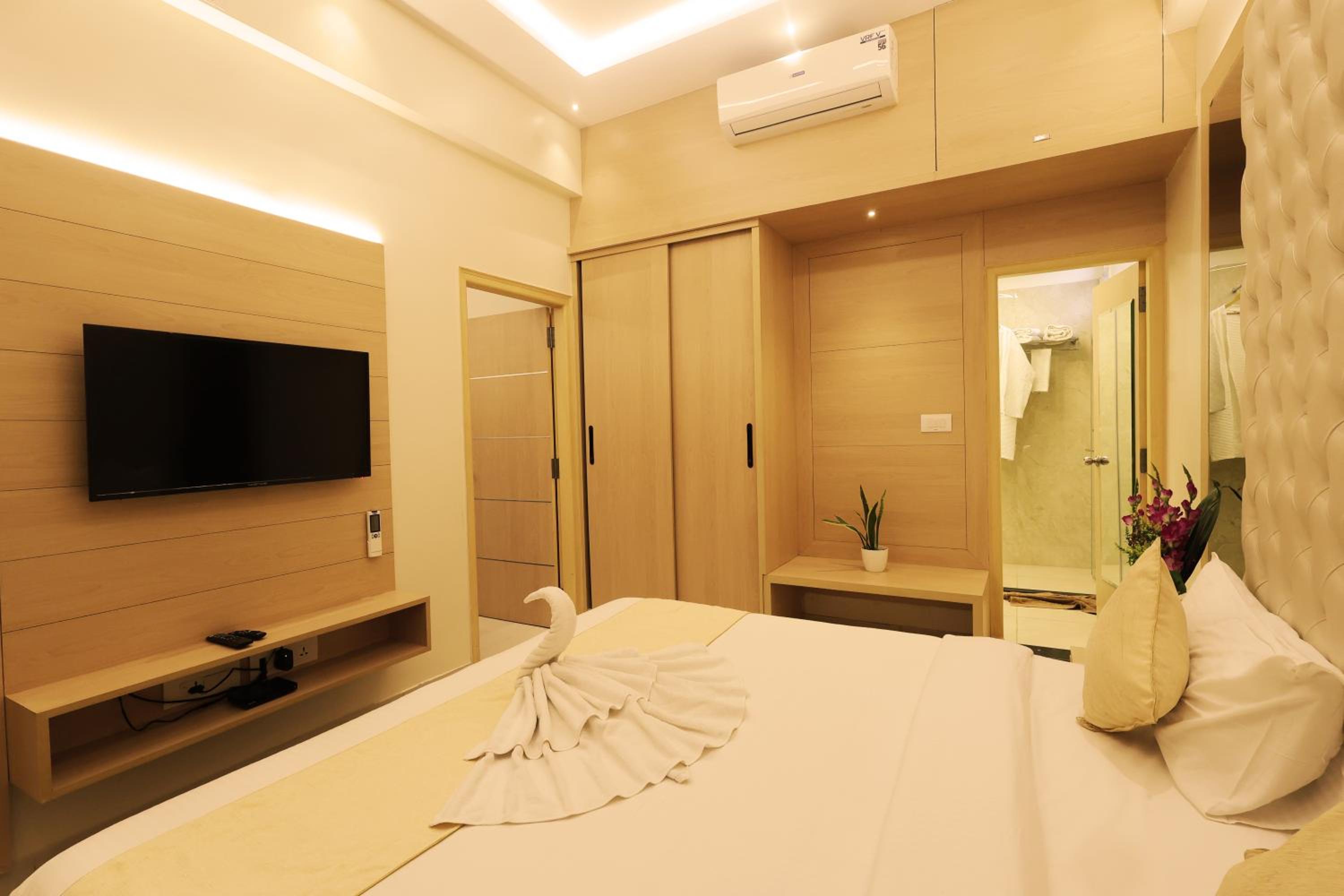 Suite - Photo 1