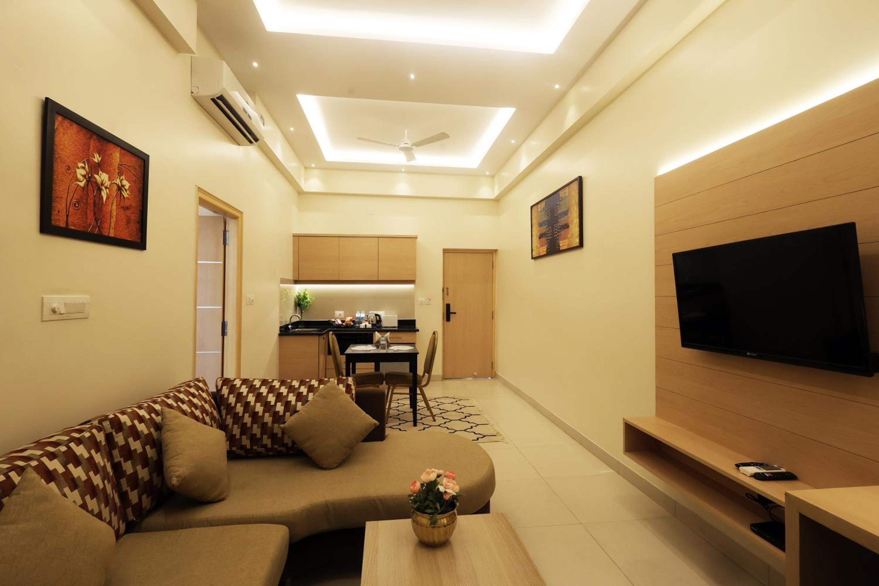 Executive Suite - Photo 15