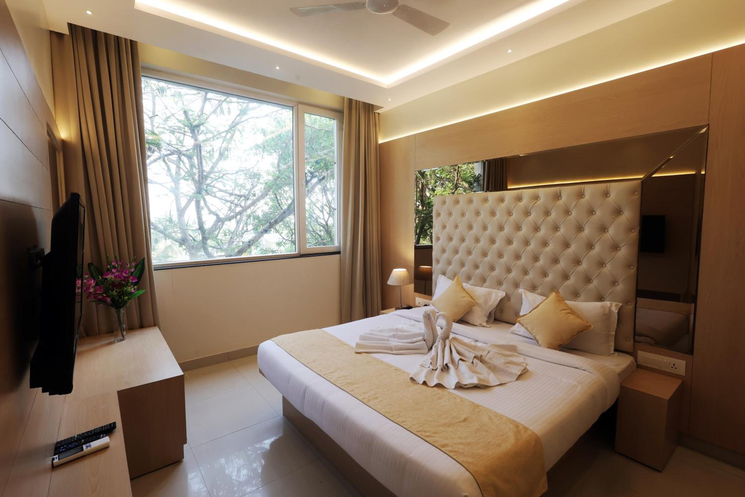 Executive Suite - Photo 2
