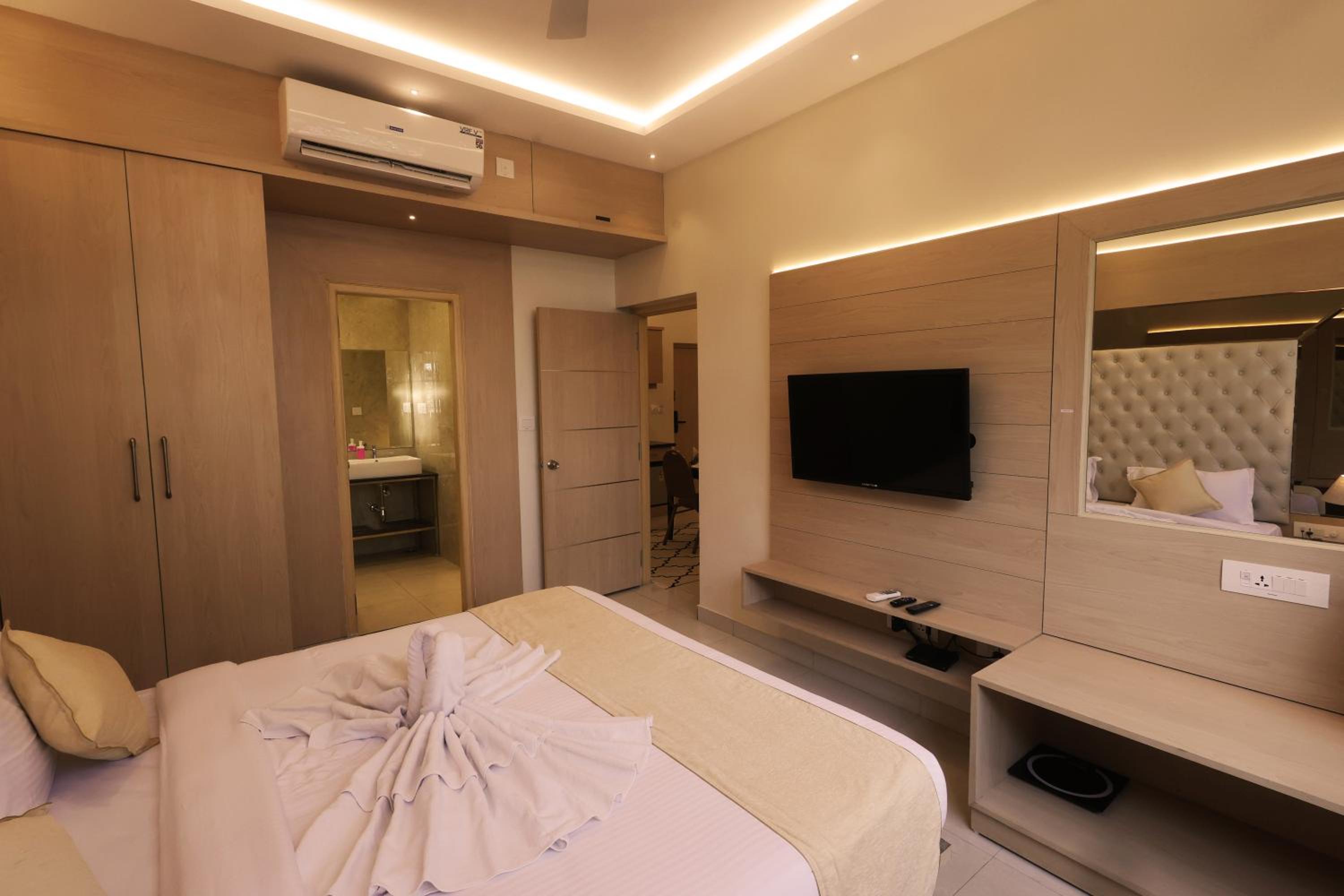 Executive Suite - Photo 1
