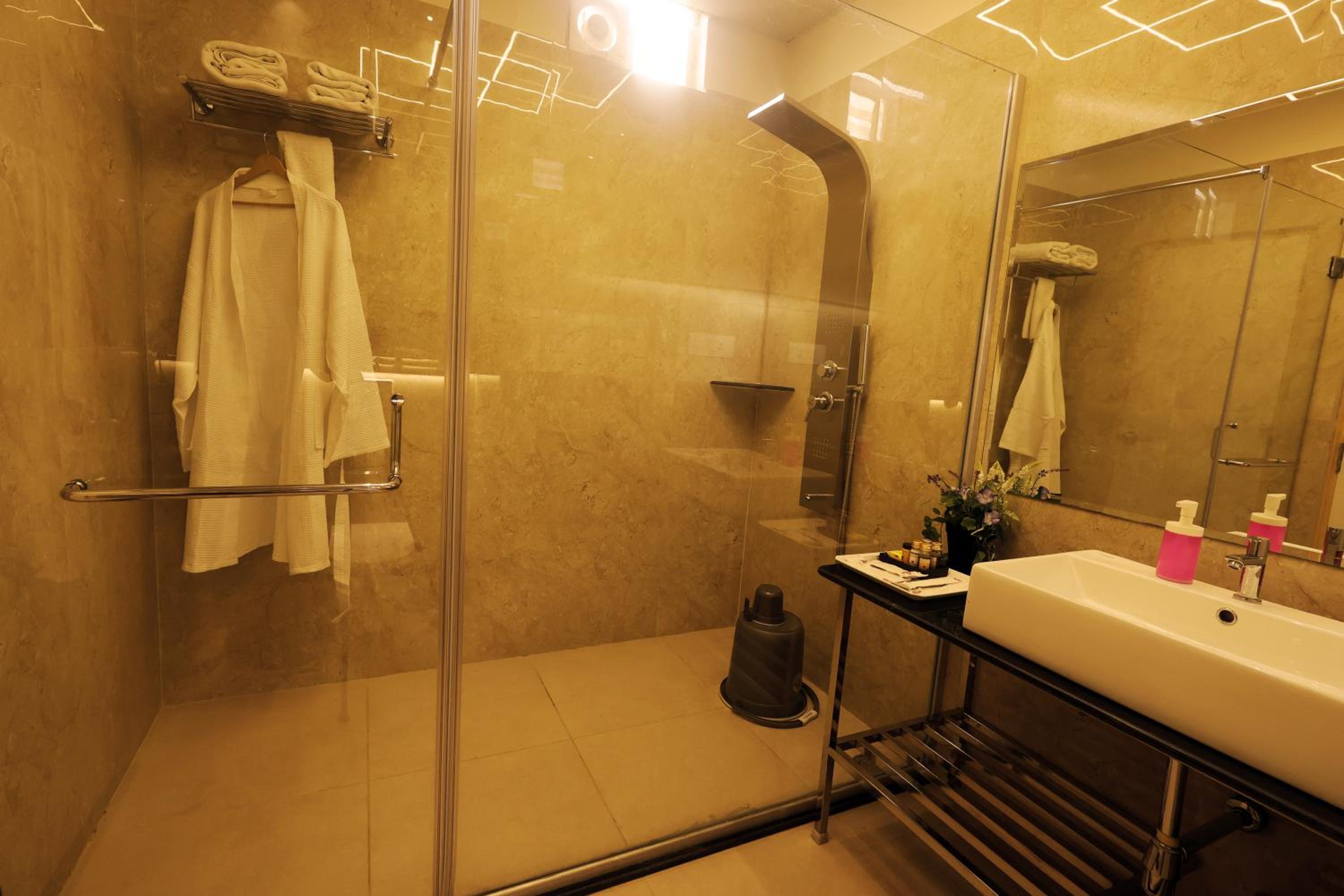 Executive Suite - Photo 5