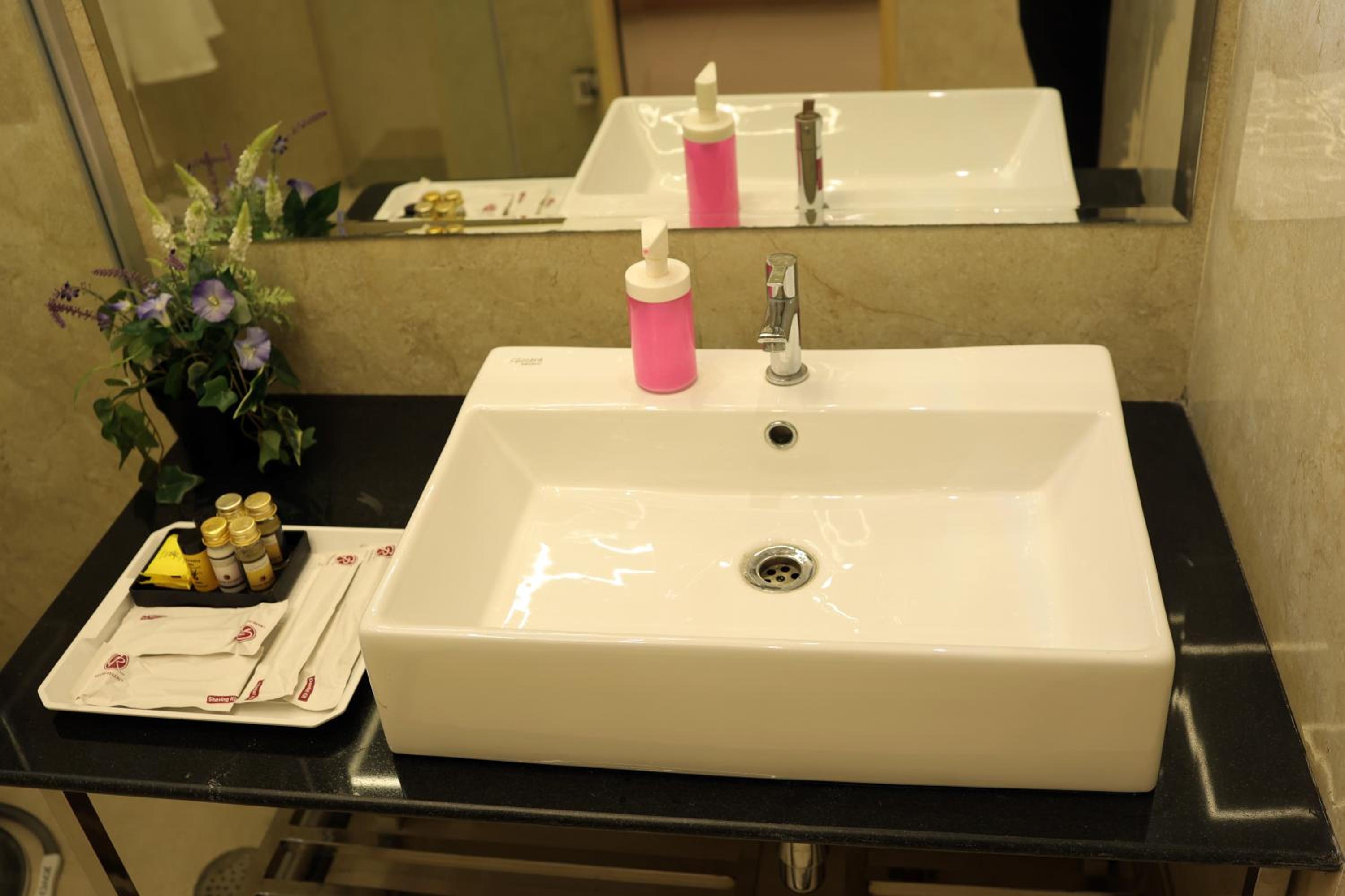 Executive Suite - Photo 4