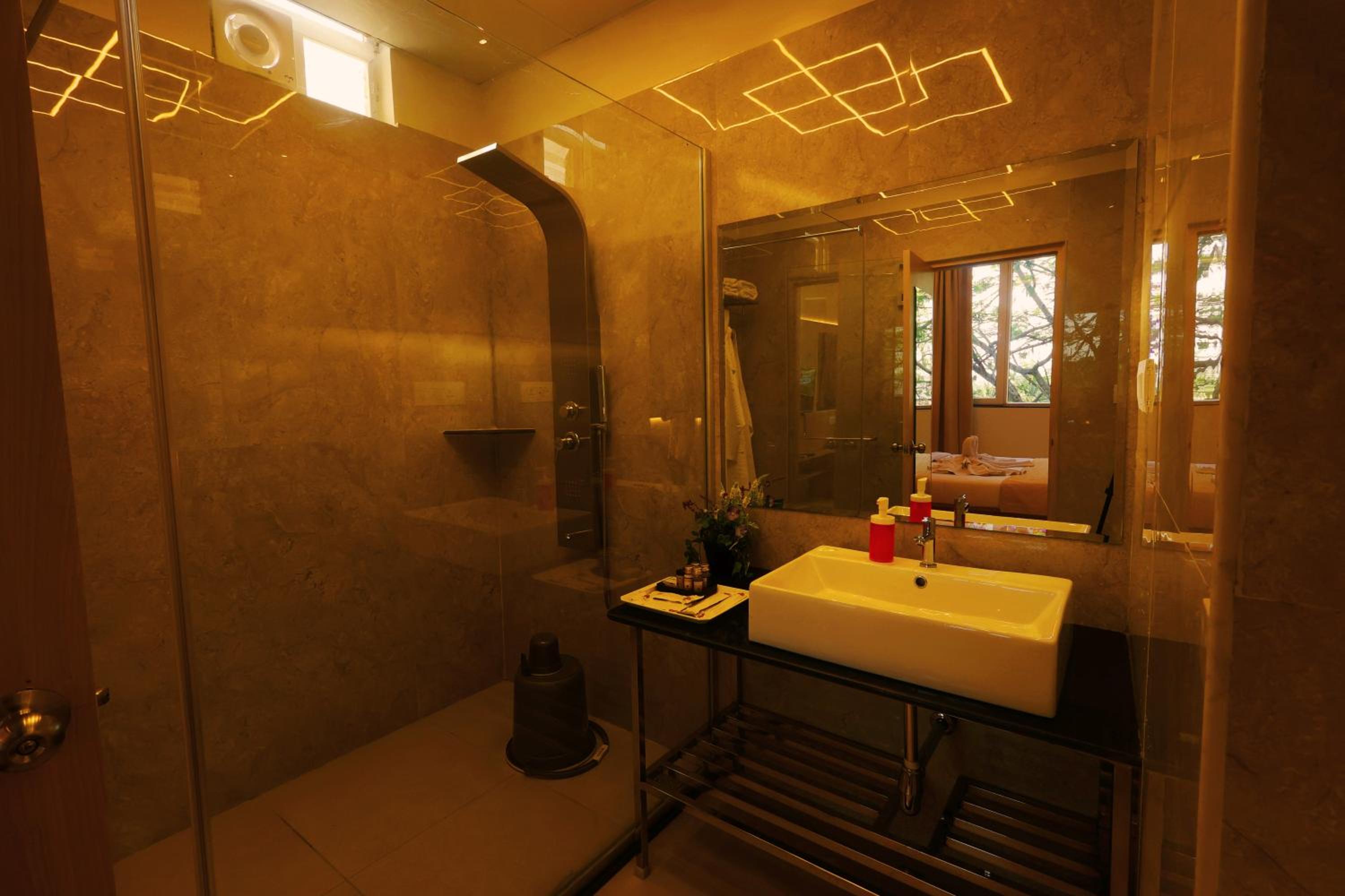 Executive Suite - Photo 7