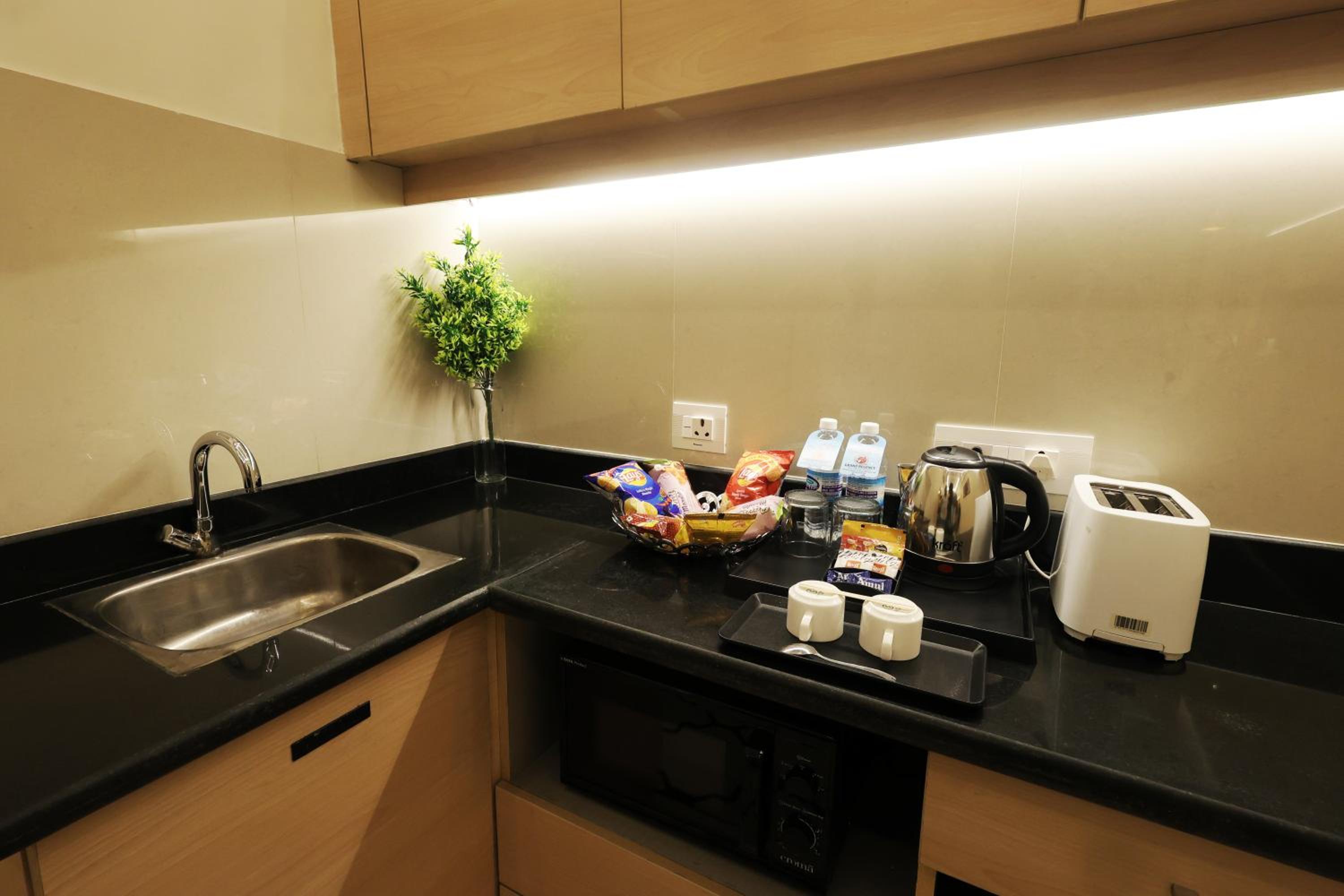 Executive Suite - Photo 9