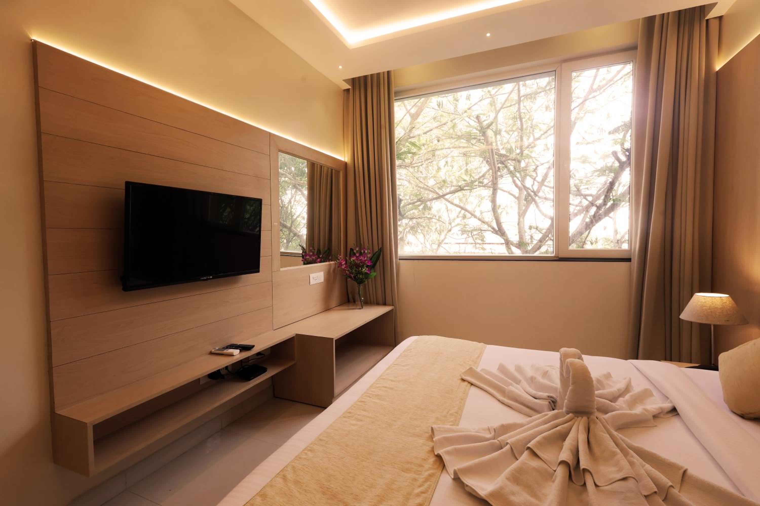 Executive Suite - Photo 18