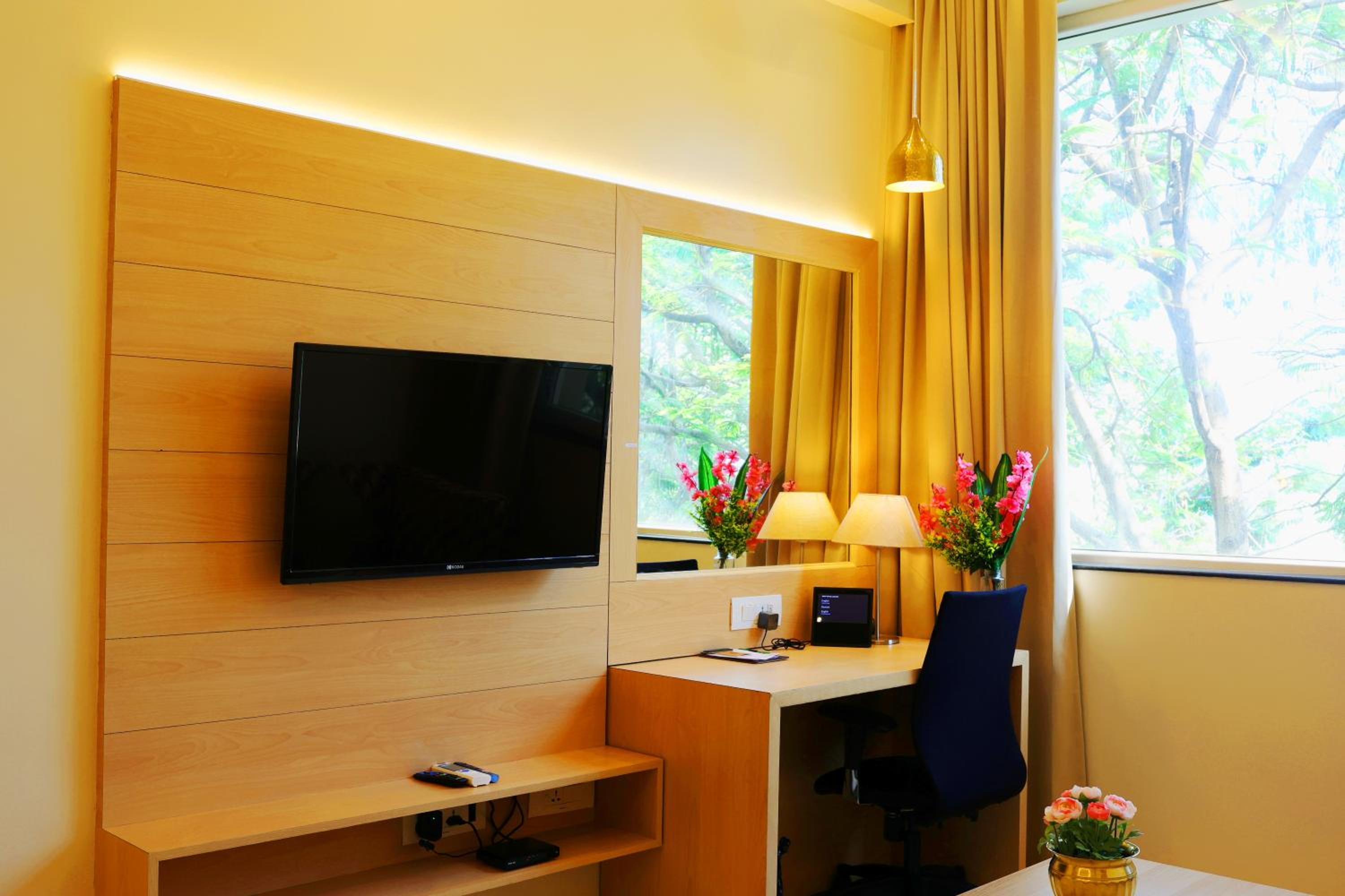 Executive Suite - Photo 17