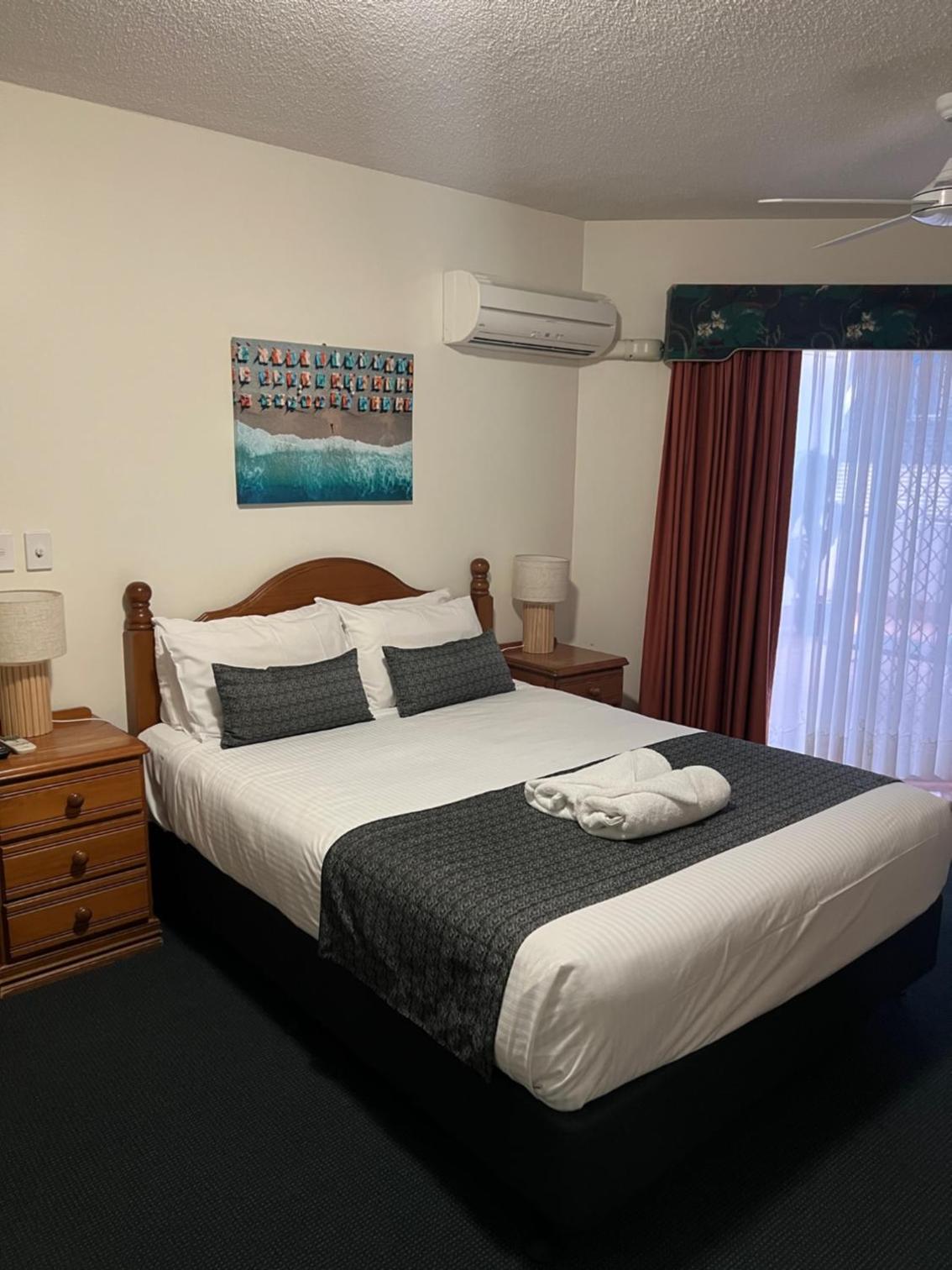 One Queen Ground Floor Apartment photo 2