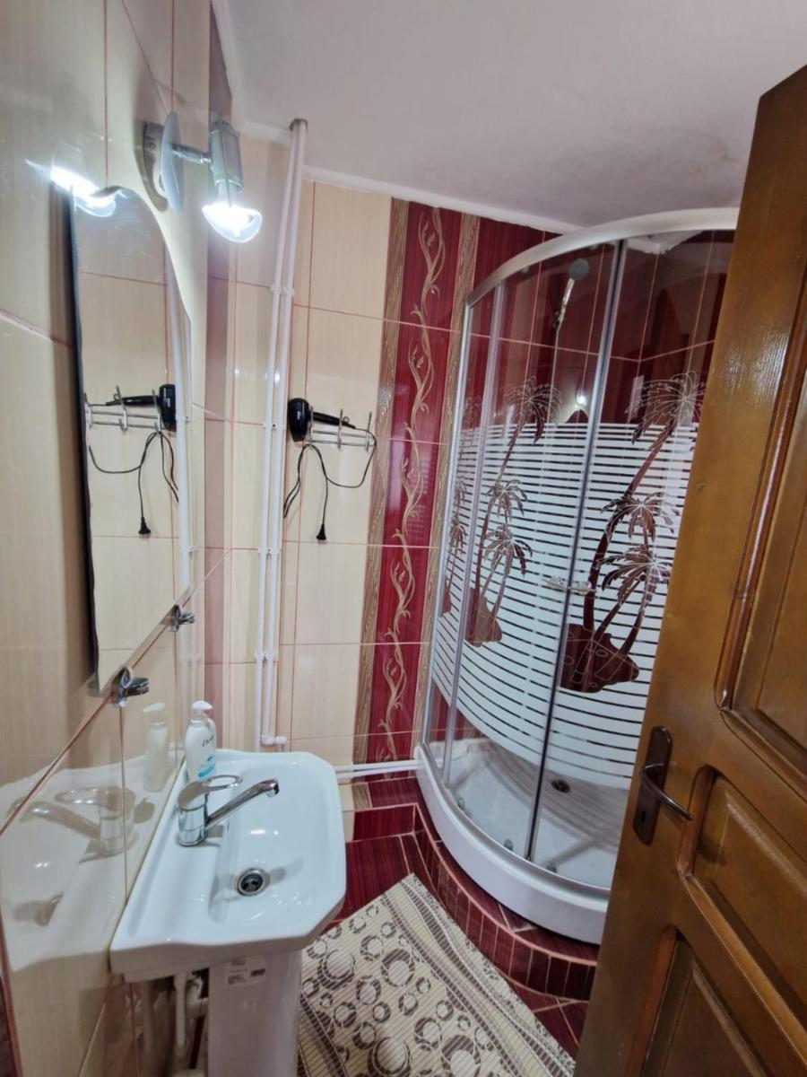 Double or Twin Room with Bathroom - Photo 4