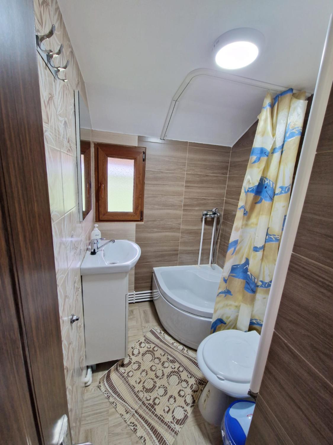 Family Room with Private Bathroom - Photo 5