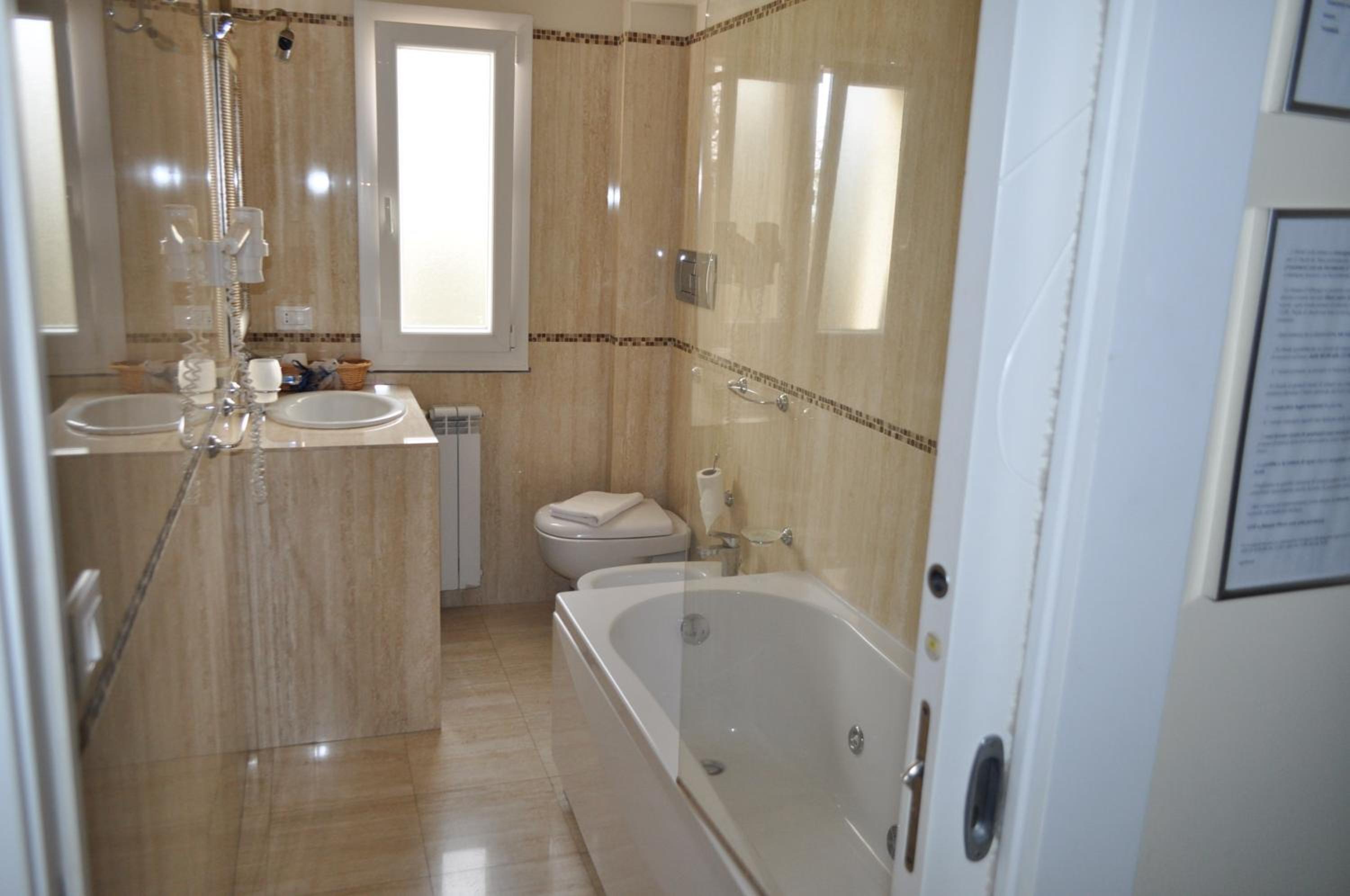 Deluxe Triple Room with Bath photo 3