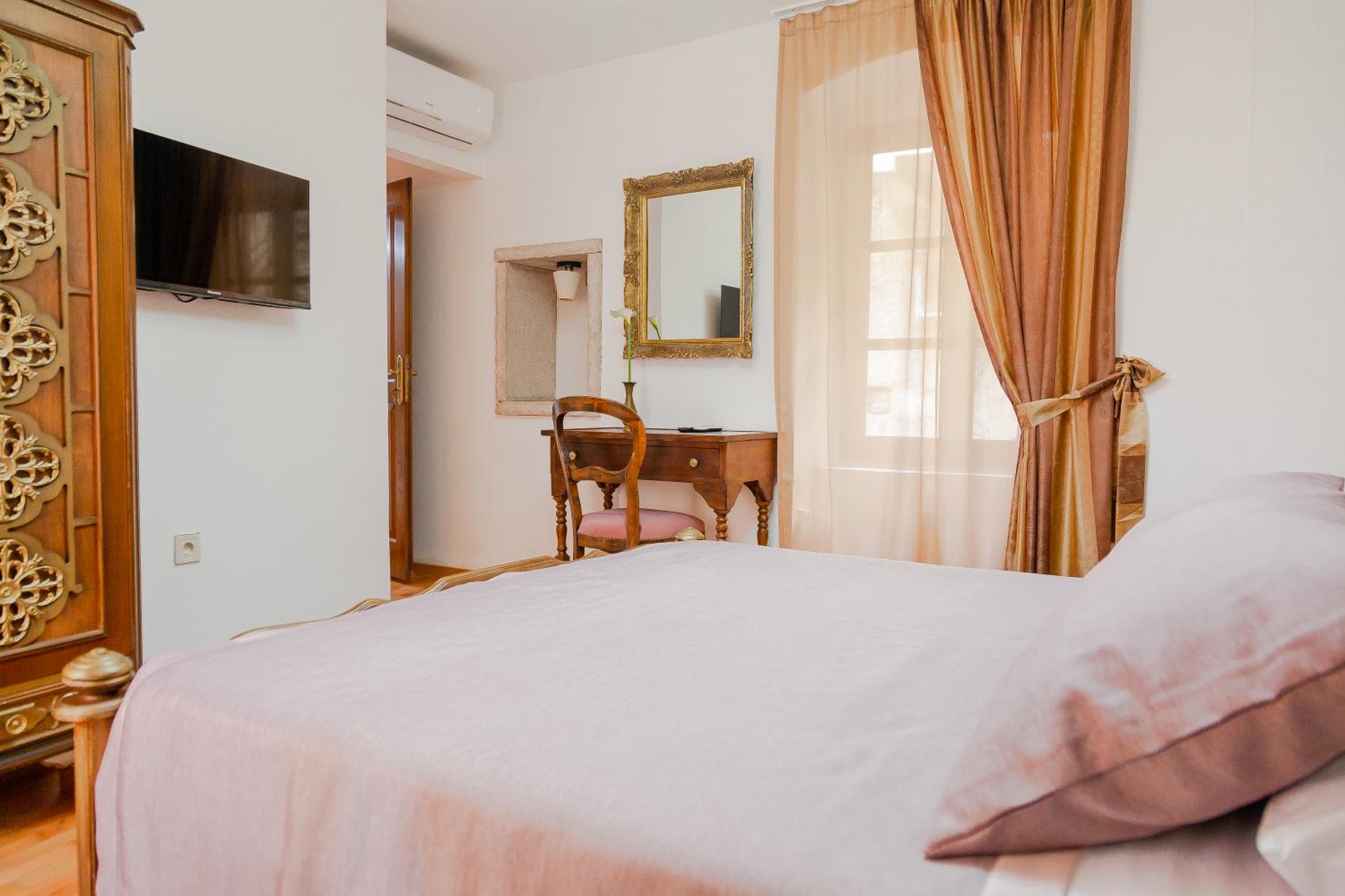Deluxe Double Room with Bath photo 1
