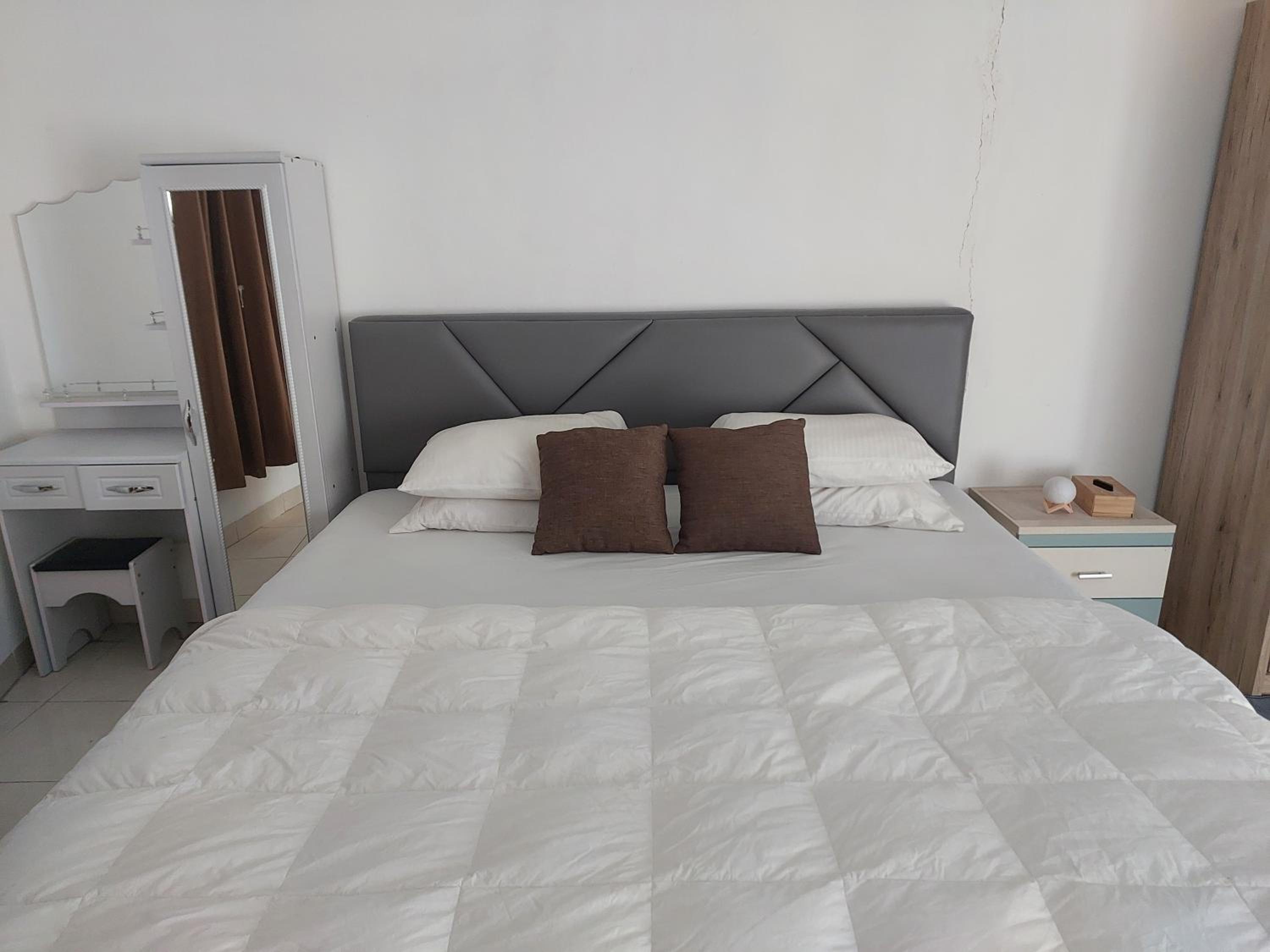 Deluxe Family Suite - Photo 11