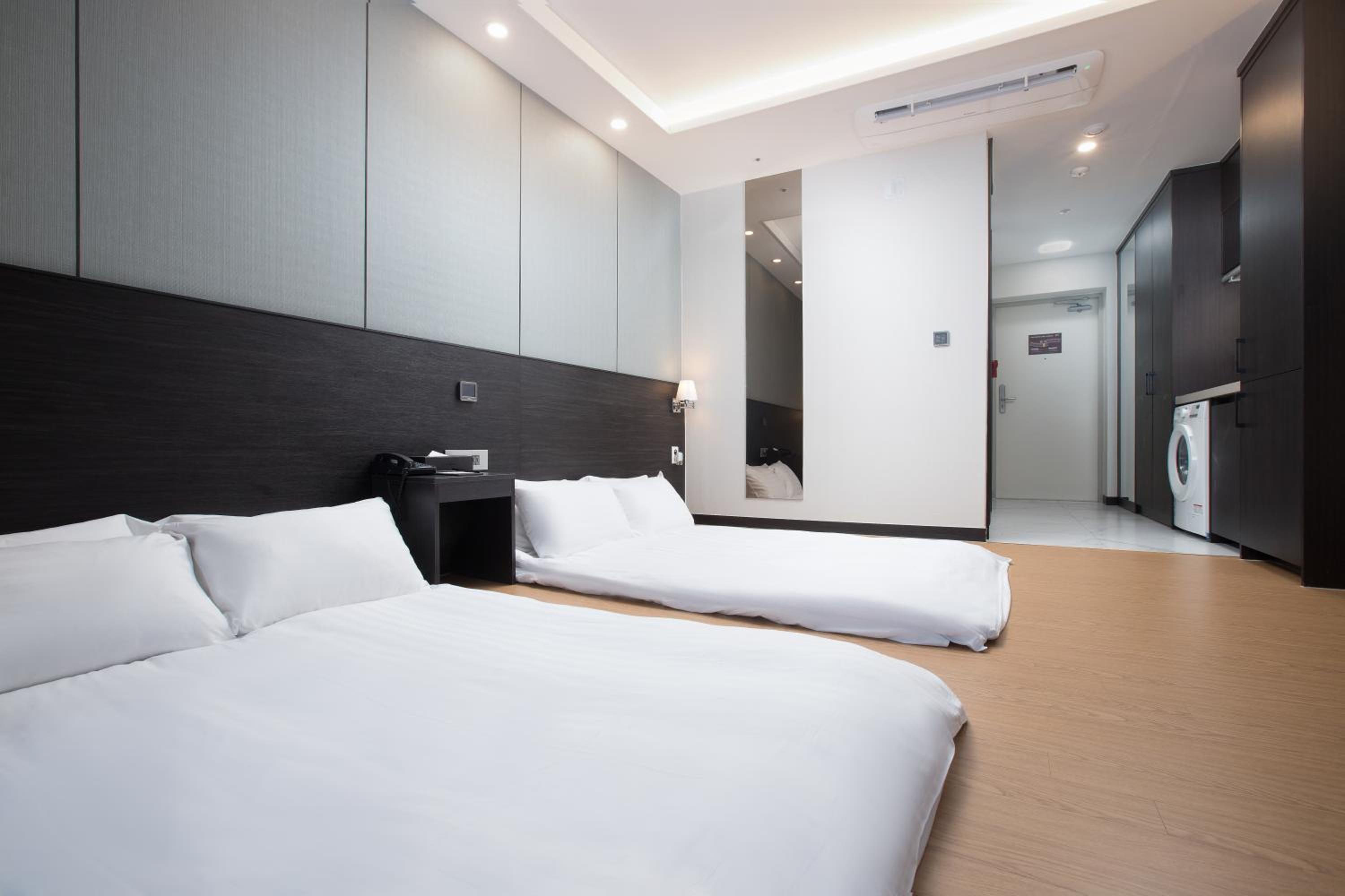 Limited Offer - Room Selected At Check In With Late Check-In From 18:00 - Free Breakfast For 1 Person - Photo 1