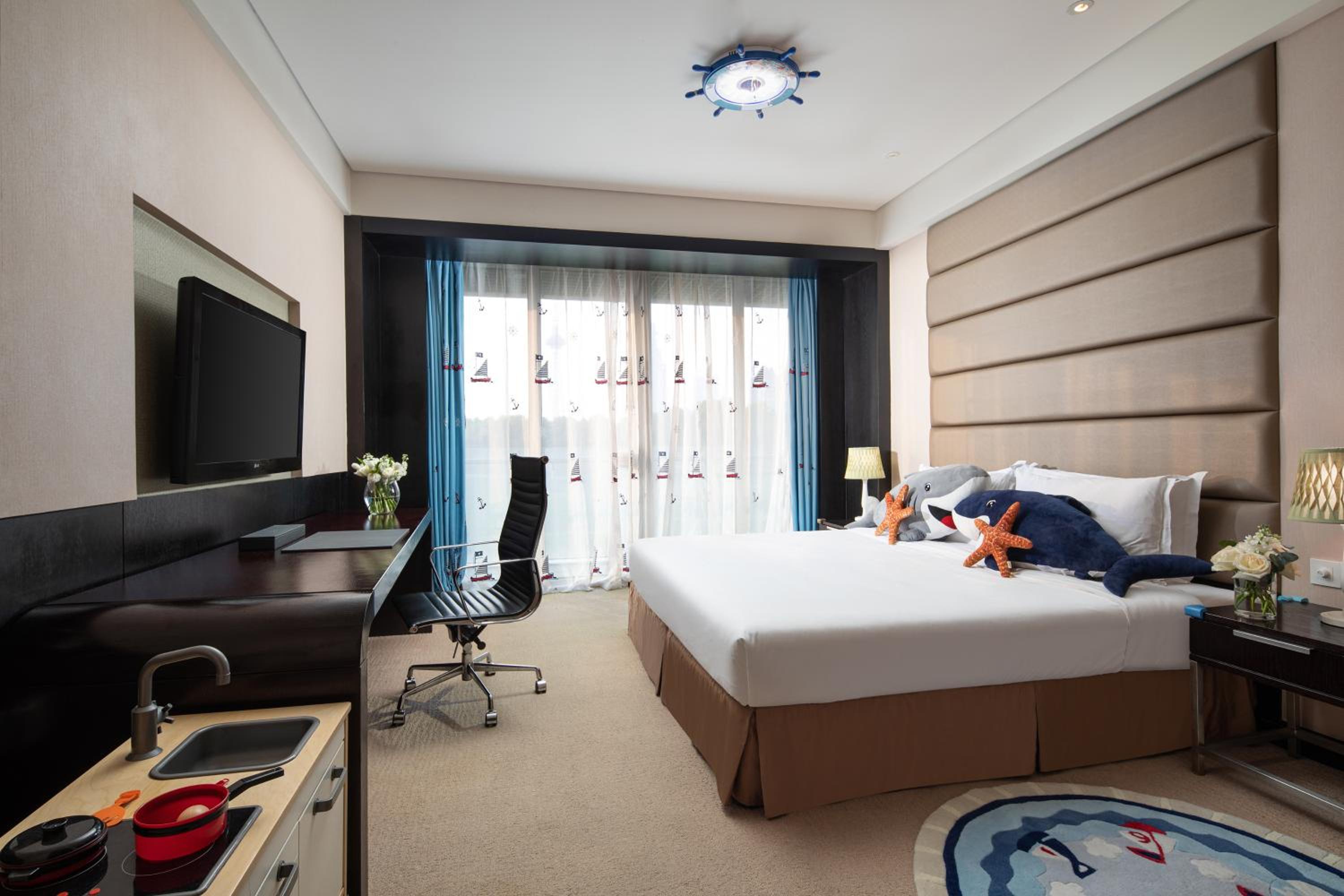 Junior King Suite with Living Area - Kids Theme - Photo 4
