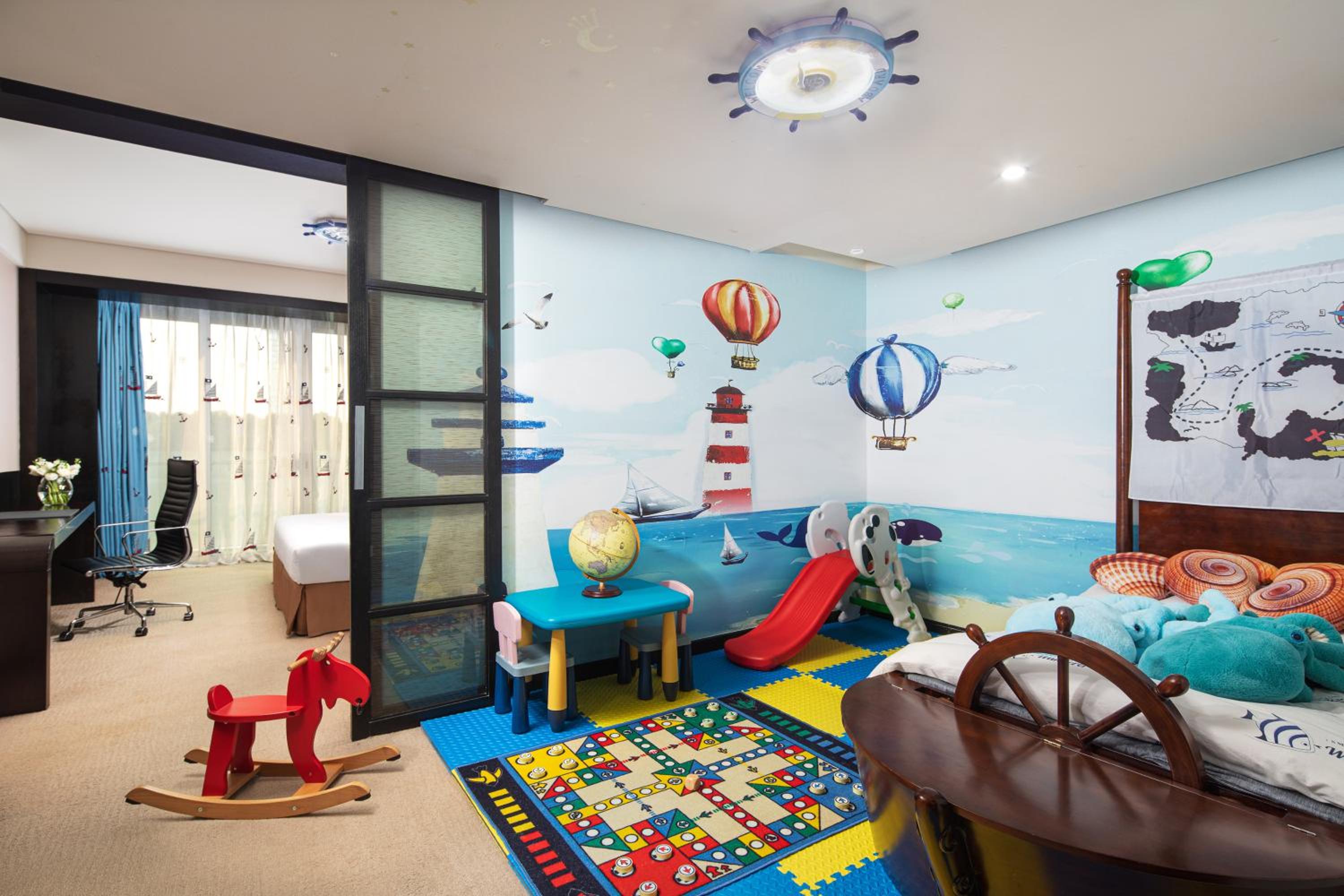 Junior King Suite with Living Area - Kids Theme - Photo 2